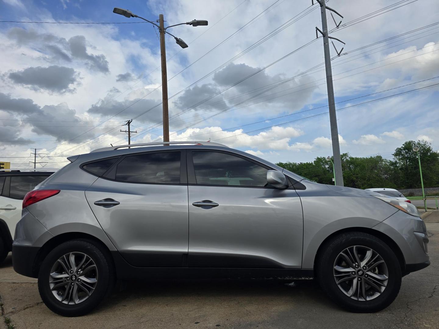 2015 GRAY Hyundai Tucson GLS (KM8JU3AG9FU) with an 2.4L L4 DOHC 16V engine, 6-Speed Automatic transmission, located at 2660 S.Garland Avenue, Garland, TX, 75041, (469) 298-3118, 32.885387, -96.656776 - Photo#2