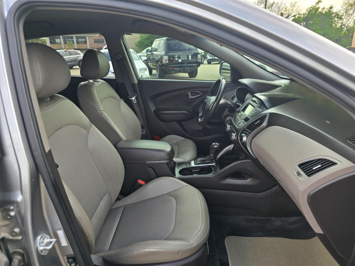 2015 GRAY Hyundai Tucson GLS (KM8JU3AG9FU) with an 2.4L L4 DOHC 16V engine, 6-Speed Automatic transmission, located at 2660 S.Garland Avenue, Garland, TX, 75041, (469) 298-3118, 32.885387, -96.656776 - Photo#19