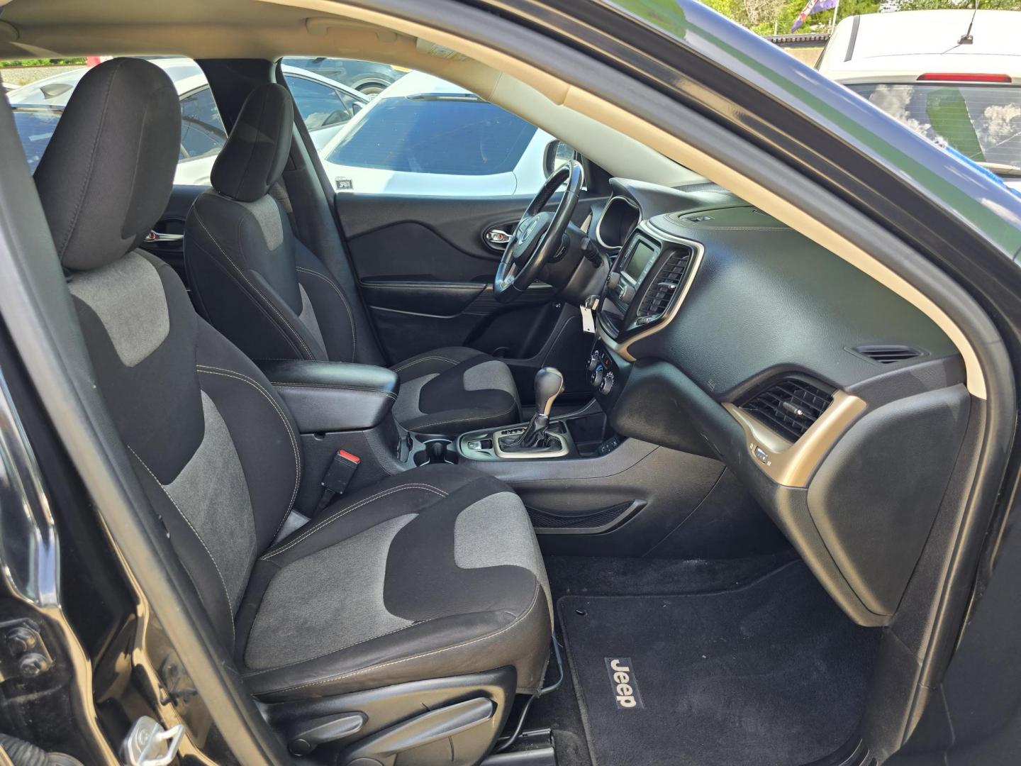2015 BLUE Jeep Cherokee Sport (1C4PJLABXFW) with an 2.4L L4 DOHC 16V engine, 9-Speed Automatic transmission, located at 2660 S.Garland Avenue, Garland, TX, 75041, (469) 298-3118, 32.885387, -96.656776 - Photo#18