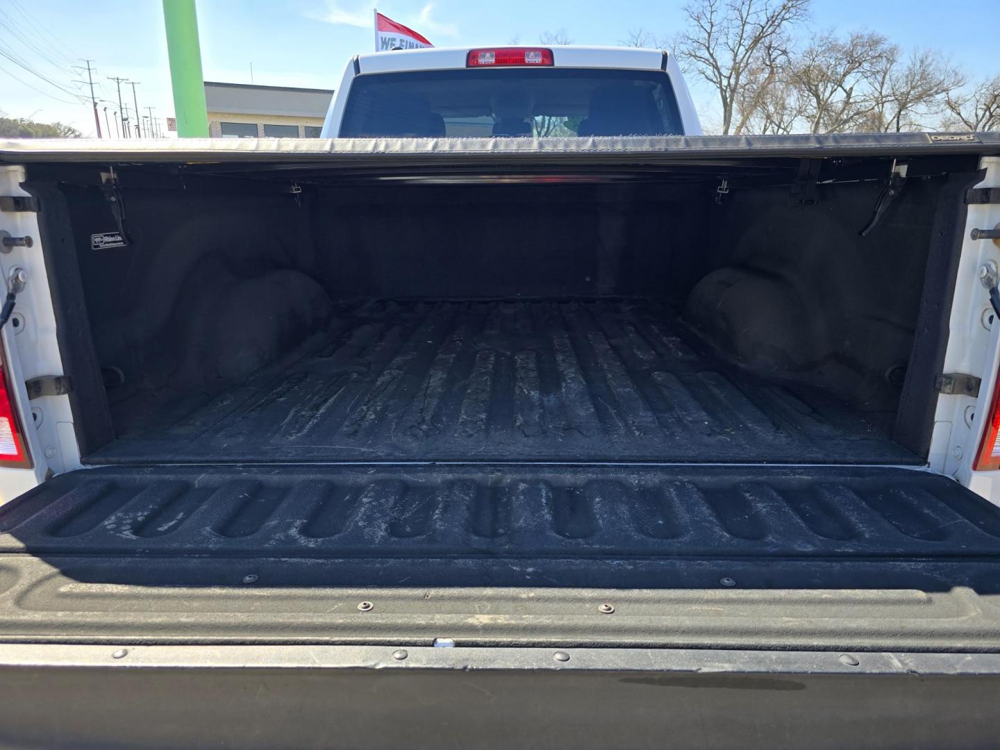 2015 WHITE RAM 1500 Tradesman Quad Cab (1C6RR6FT4FS) with an 5.7L V8 OHV 16V engine, 6-Speed Automatic transmission, located at 2660 S.Garland Avenue, Garland, TX, 75041, (469) 298-3118, 32.885387, -96.656776 - Photo#6