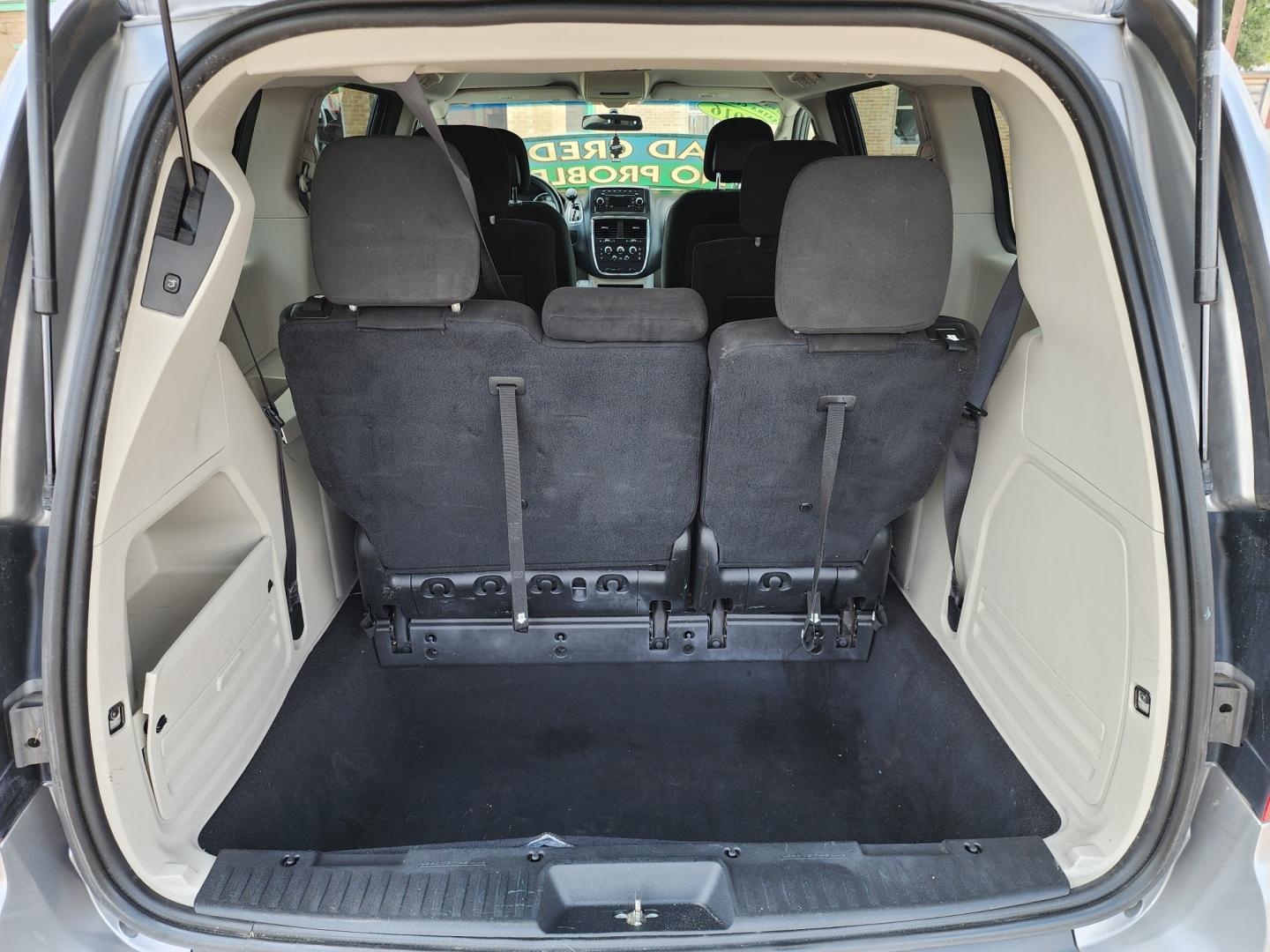 2016 SILVER Dodge Grand Caravan SXT (2C4RDGCG7GR) with an 3.6L V6 DOHC 24V engine, 6A transmission, located at 2660 S.Garland Avenue, Garland, TX, 75041, (469) 298-3118, 32.885387, -96.656776 - Photo#17