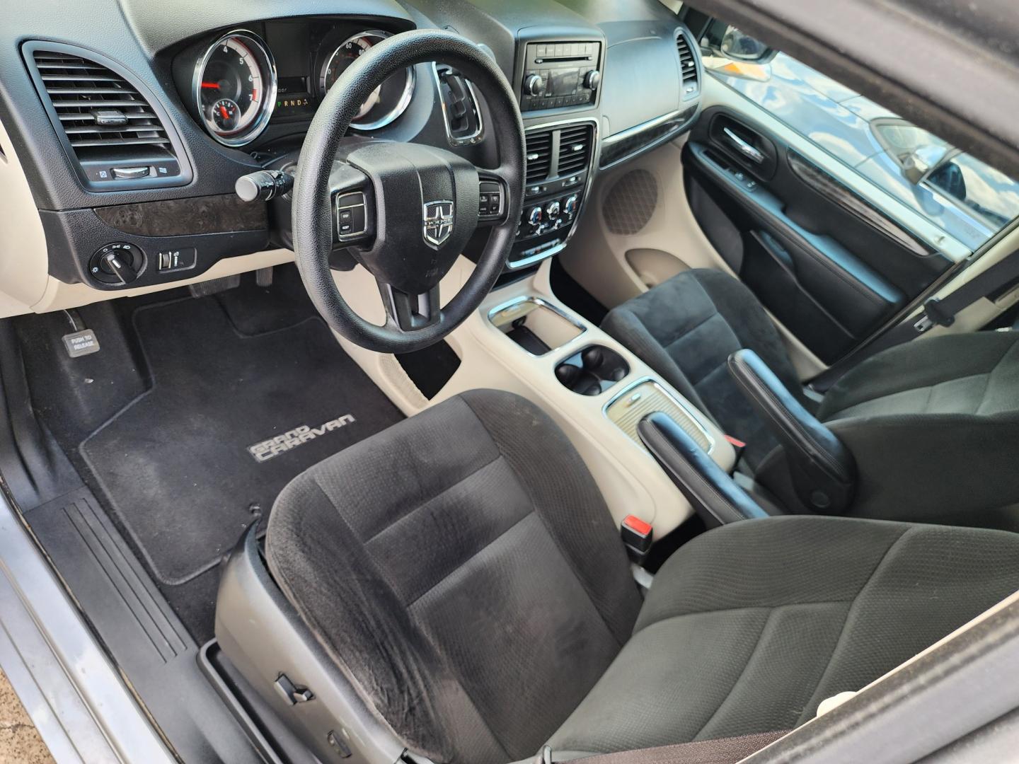 2016 SILVER Dodge Grand Caravan SXT (2C4RDGCG7GR) with an 3.6L V6 DOHC 24V engine, 6A transmission, located at 2660 S.Garland Avenue, Garland, TX, 75041, (469) 298-3118, 32.885387, -96.656776 - Photo#10