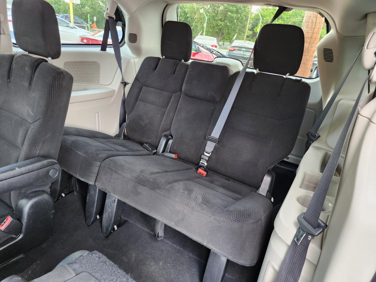 2016 SILVER Dodge Grand Caravan SXT (2C4RDGCG7GR) with an 3.6L V6 DOHC 24V engine, 6A transmission, located at 2660 S.Garland Avenue, Garland, TX, 75041, (469) 298-3118, 32.885387, -96.656776 - Photo#16