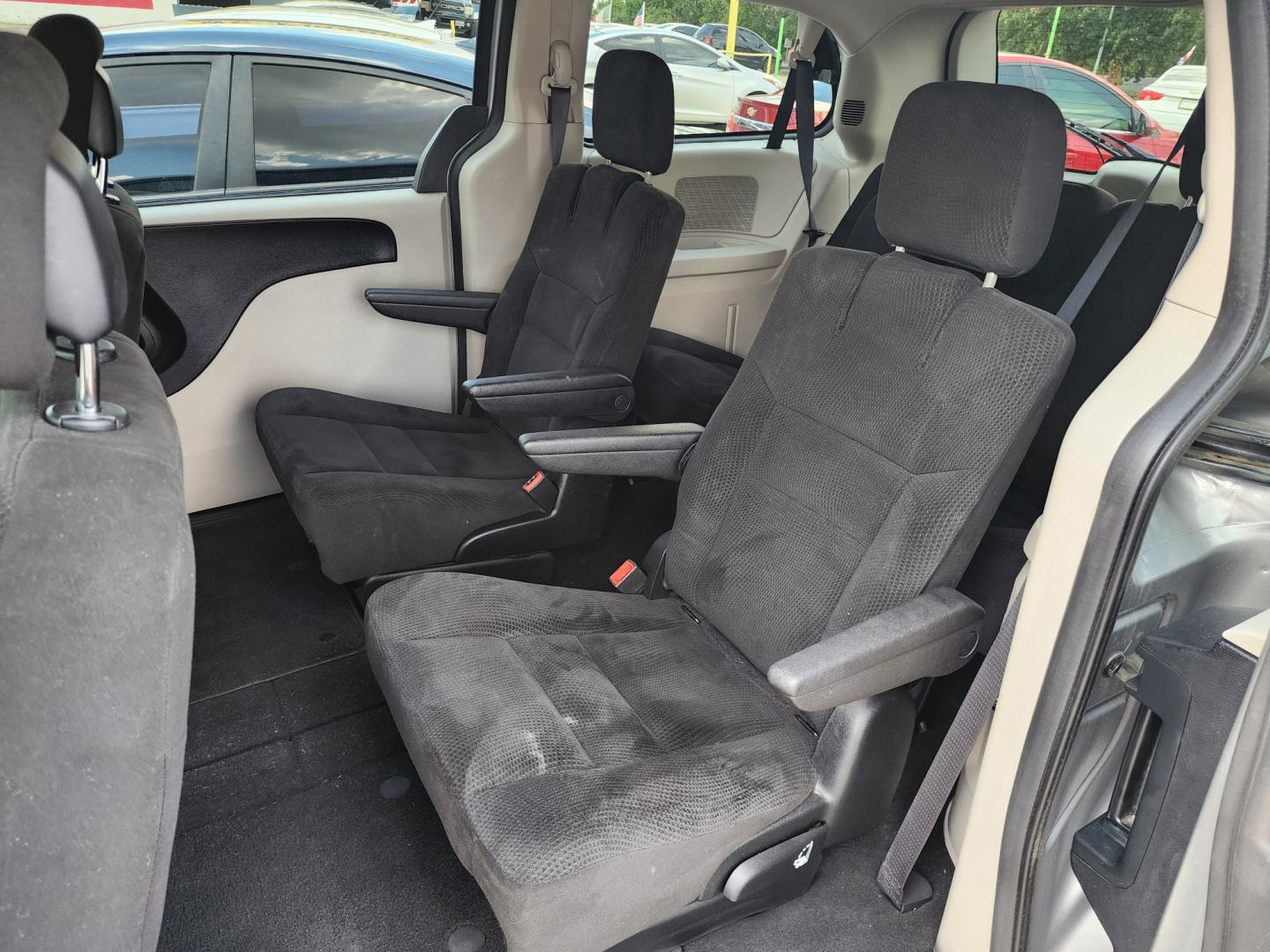 2016 SILVER Dodge Grand Caravan SXT (2C4RDGCG7GR) with an 3.6L V6 DOHC 24V engine, 6A transmission, located at 2660 S.Garland Avenue, Garland, TX, 75041, (469) 298-3118, 32.885387, -96.656776 - Photo#15