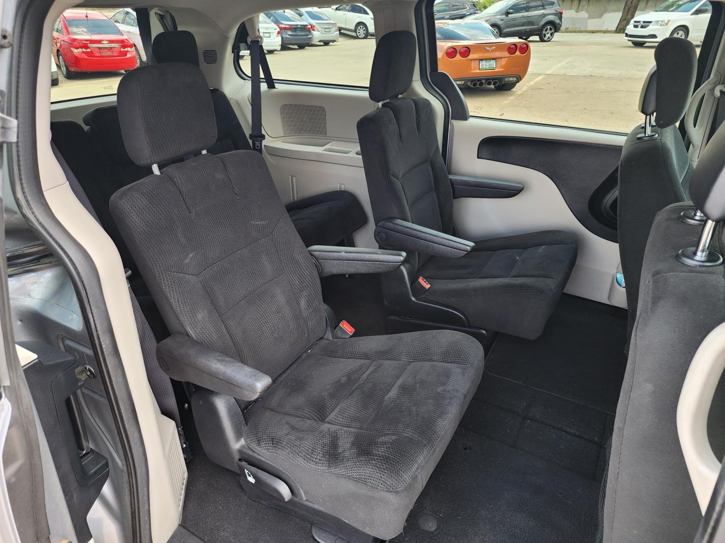 2016 SILVER Dodge Grand Caravan SXT (2C4RDGCG7GR) with an 3.6L V6 DOHC 24V engine, 6A transmission, located at 2660 S.Garland Avenue, Garland, TX, 75041, (469) 298-3118, 32.885387, -96.656776 - Photo#18