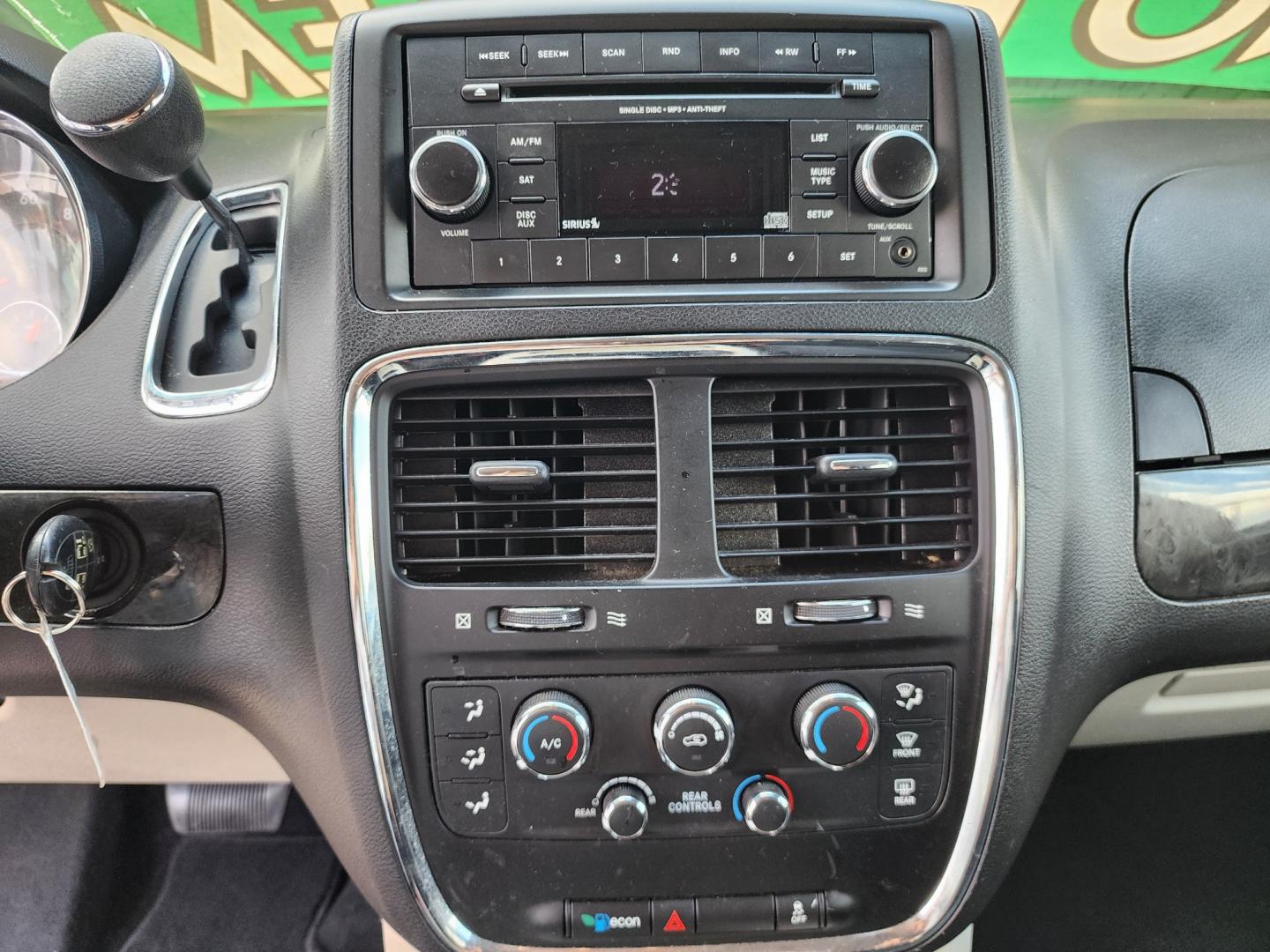 2016 SILVER Dodge Grand Caravan SXT (2C4RDGCG7GR) with an 3.6L V6 DOHC 24V engine, 6A transmission, located at 2660 S.Garland Avenue, Garland, TX, 75041, (469) 298-3118, 32.885387, -96.656776 - Photo#13