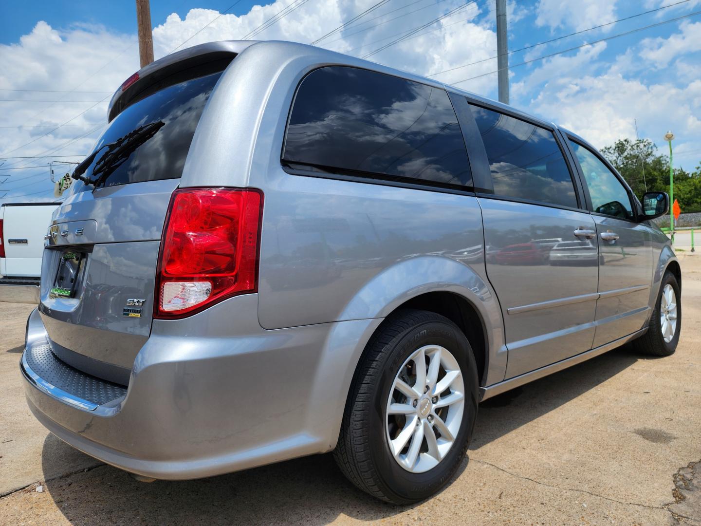 2016 SILVER Dodge Grand Caravan SXT (2C4RDGCG7GR) with an 3.6L V6 DOHC 24V engine, 6A transmission, located at 2660 S.Garland Avenue, Garland, TX, 75041, (469) 298-3118, 32.885387, -96.656776 - Photo#3