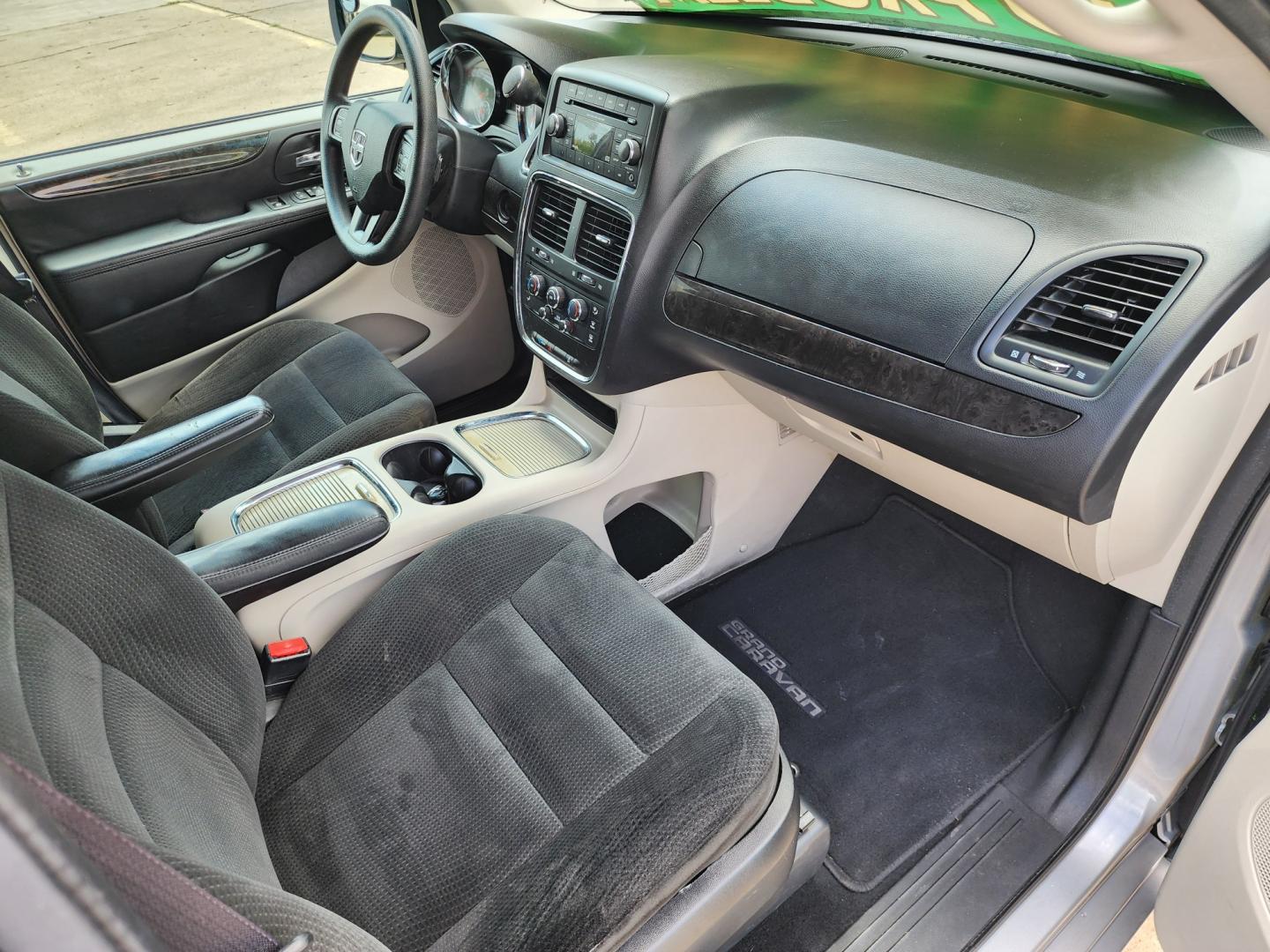 2016 SILVER Dodge Grand Caravan SXT (2C4RDGCG7GR) with an 3.6L V6 DOHC 24V engine, 6A transmission, located at 2660 S.Garland Avenue, Garland, TX, 75041, (469) 298-3118, 32.885387, -96.656776 - Photo#20