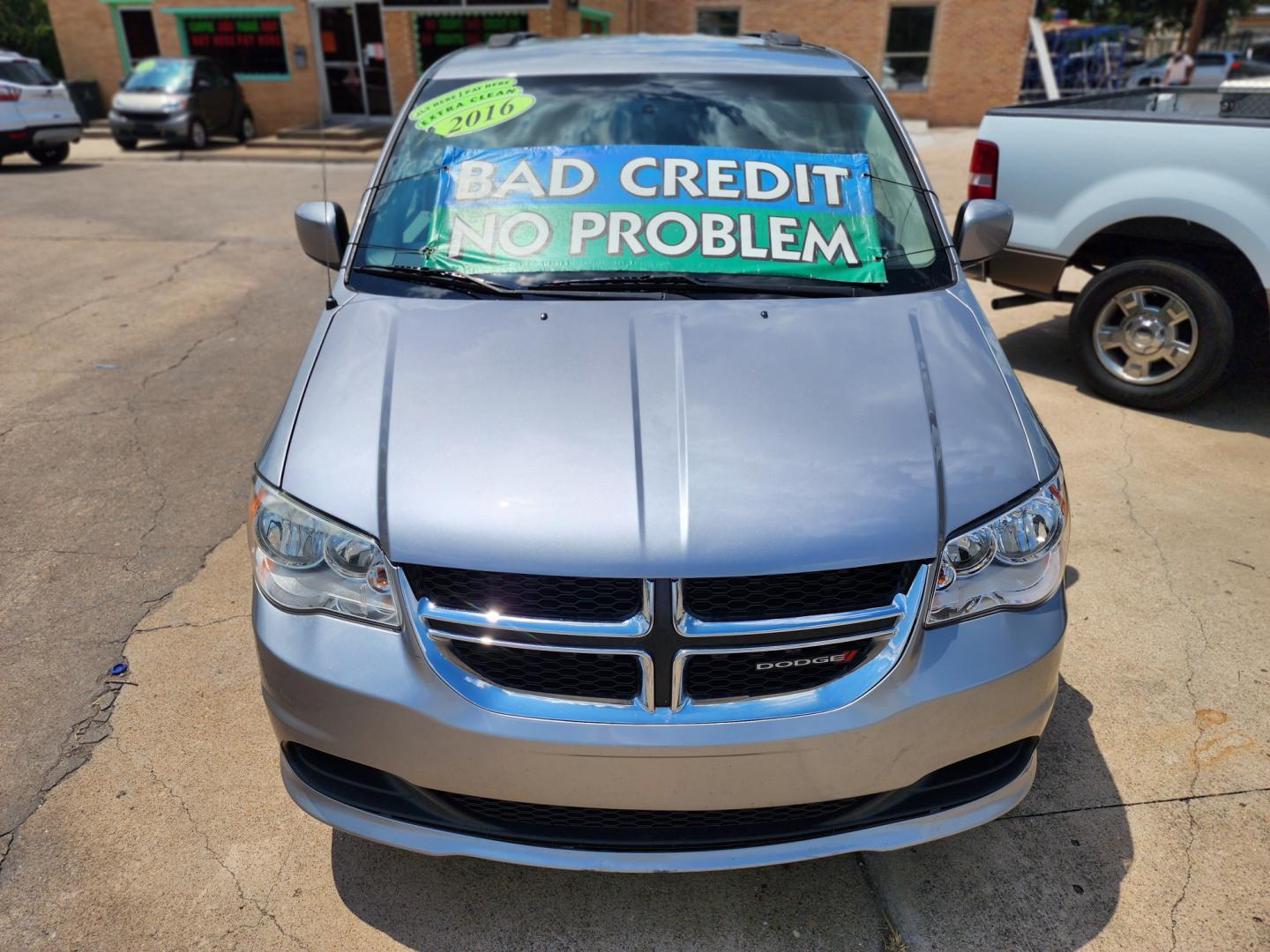 2016 SILVER Dodge Grand Caravan SXT (2C4RDGCG7GR) with an 3.6L V6 DOHC 24V engine, 6A transmission, located at 2660 S.Garland Avenue, Garland, TX, 75041, (469) 298-3118, 32.885387, -96.656776 - Photo#8