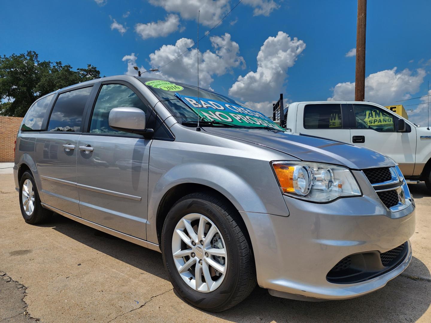 2016 SILVER Dodge Grand Caravan SXT (2C4RDGCG7GR) with an 3.6L V6 DOHC 24V engine, 6A transmission, located at 2660 S.Garland Avenue, Garland, TX, 75041, (469) 298-3118, 32.885387, -96.656776 - Photo#1