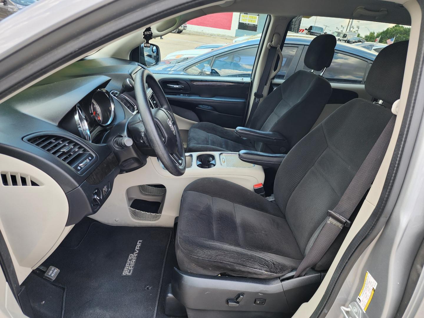 2016 SILVER Dodge Grand Caravan SXT (2C4RDGCG7GR) with an 3.6L V6 DOHC 24V engine, 6A transmission, located at 2660 S.Garland Avenue, Garland, TX, 75041, (469) 298-3118, 32.885387, -96.656776 - Photo#11