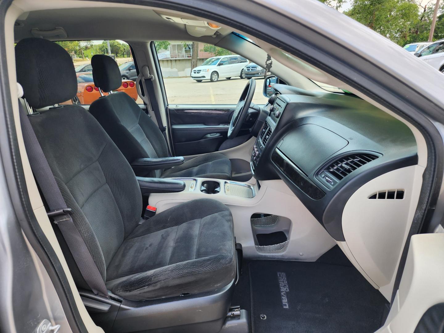 2016 SILVER Dodge Grand Caravan SXT (2C4RDGCG7GR) with an 3.6L V6 DOHC 24V engine, 6A transmission, located at 2660 S.Garland Avenue, Garland, TX, 75041, (469) 298-3118, 32.885387, -96.656776 - Photo#19