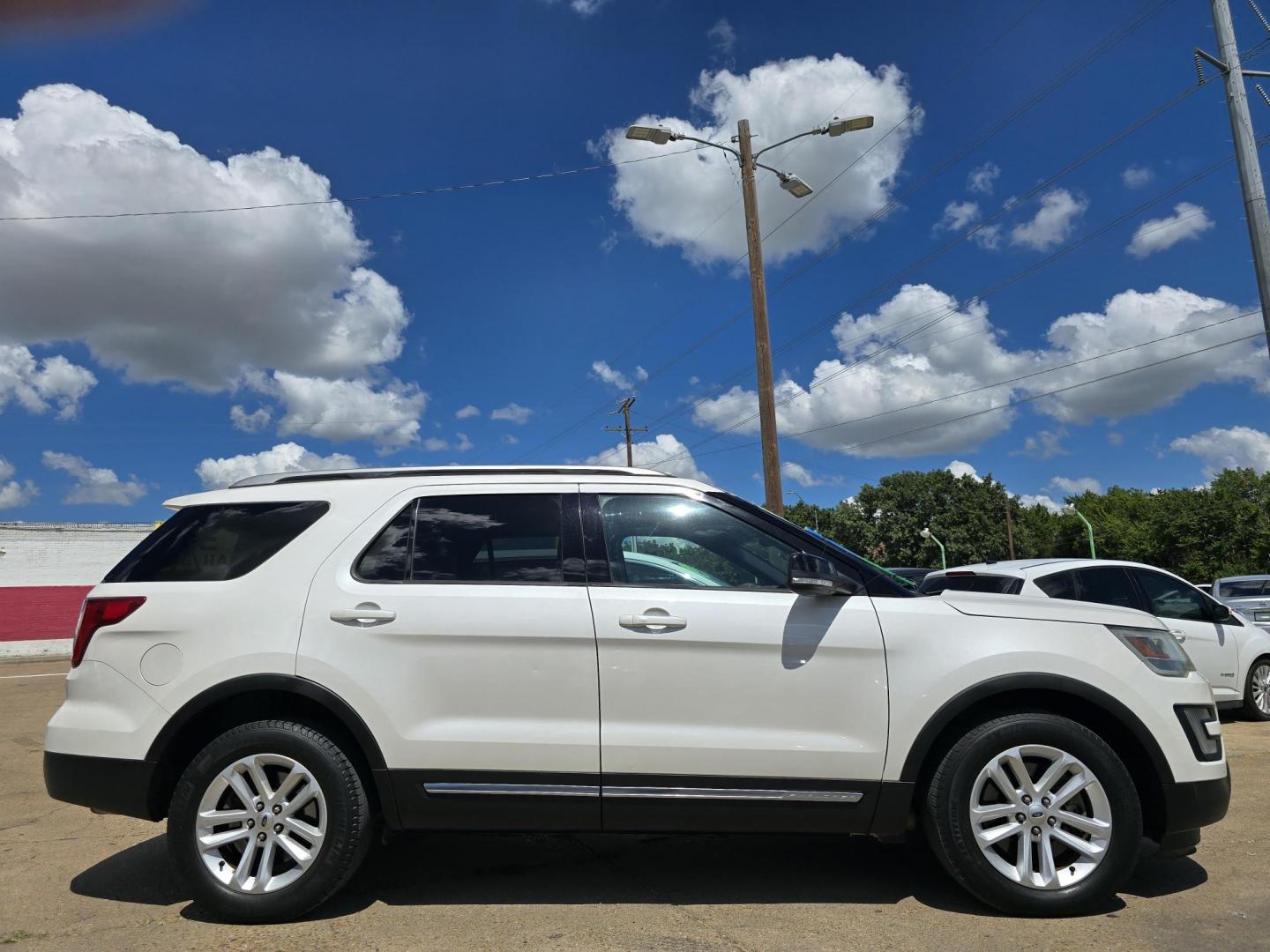 2016 WHITE Ford Explorer XLT (1FM5K7DH1GG) with an 2.3L L4 DOHC 16V engine, 6-Speed Automatic transmission, located at 2660 S.Garland Avenue, Garland, TX, 75041, (469) 298-3118, 32.885387, -96.656776 - Photo#2