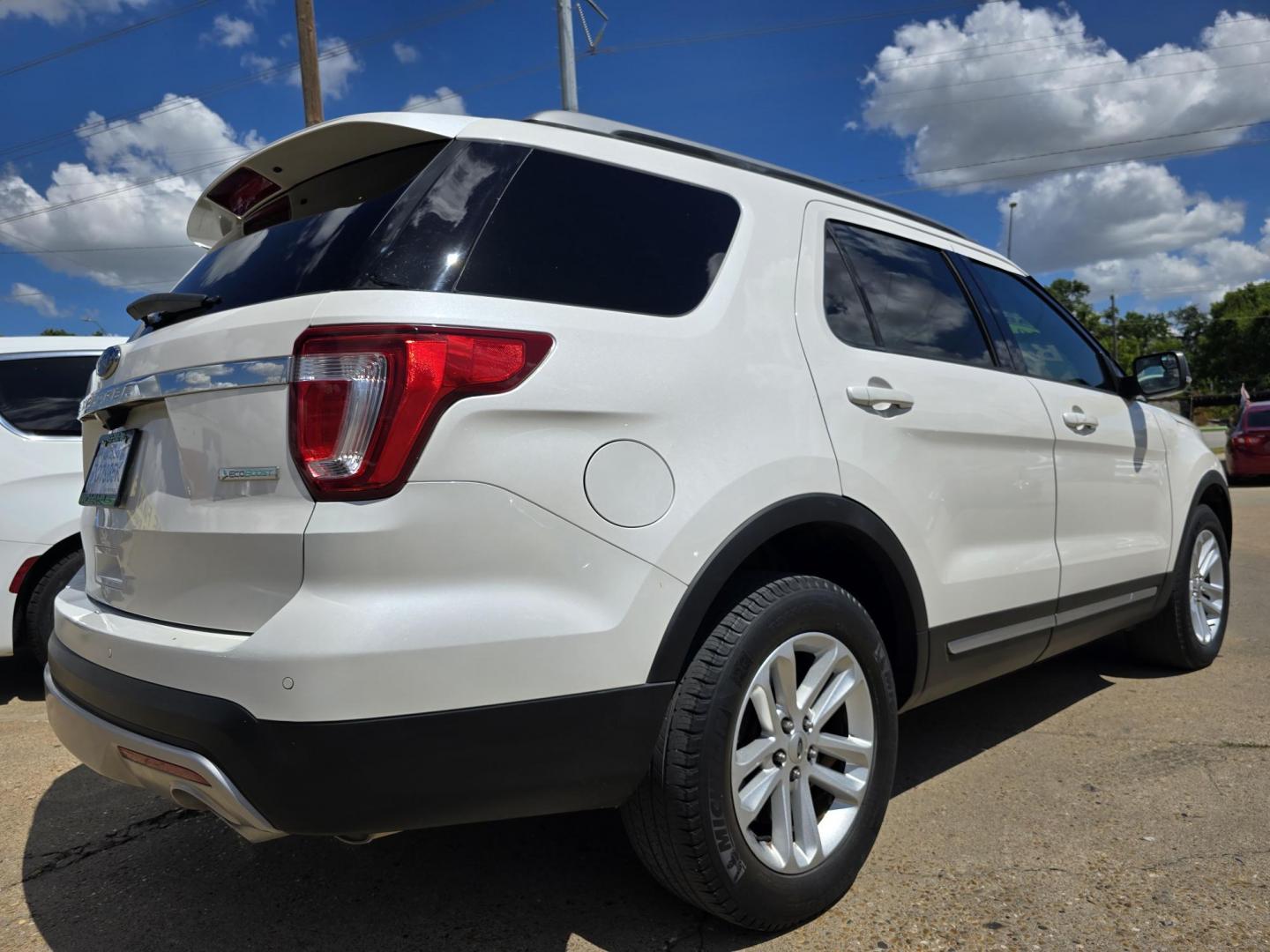 2016 WHITE Ford Explorer XLT (1FM5K7DH1GG) with an 2.3L L4 DOHC 16V engine, 6-Speed Automatic transmission, located at 2660 S.Garland Avenue, Garland, TX, 75041, (469) 298-3118, 32.885387, -96.656776 - Photo#3