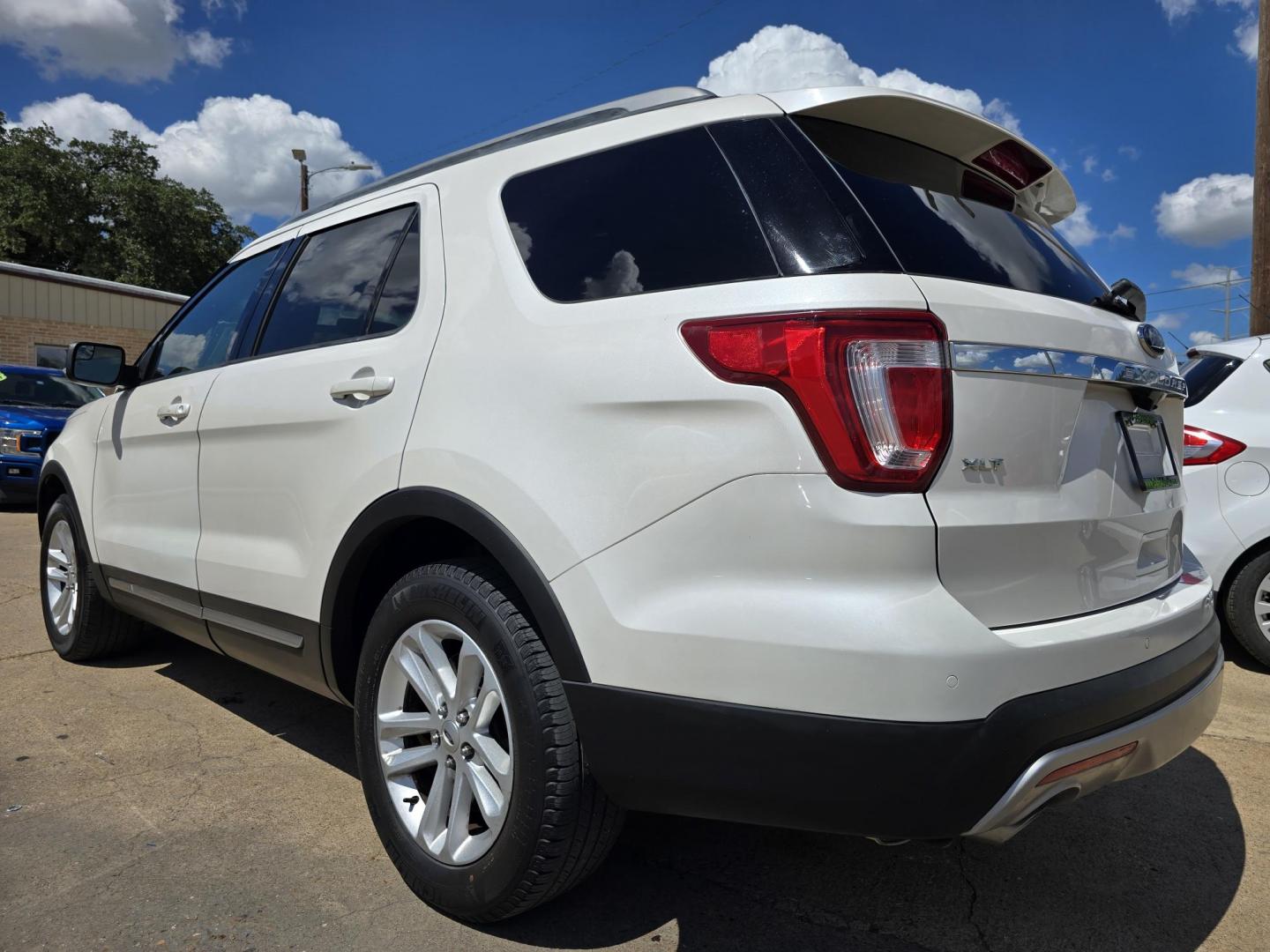 2016 WHITE Ford Explorer XLT (1FM5K7DH1GG) with an 2.3L L4 DOHC 16V engine, 6-Speed Automatic transmission, located at 2660 S.Garland Avenue, Garland, TX, 75041, (469) 298-3118, 32.885387, -96.656776 - Photo#5