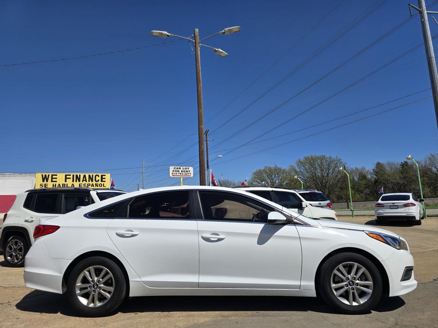 2016 DIAMOND WHITE Hyundai Sonata SE (5NPE24AF3GH) with an 2.4L L4 DOHC 16V engine, 7A transmission, located at 2660 S.Garland Avenue, Garland, TX, 75041, (469) 298-3118, 32.885387, -96.656776 - Photo#2
