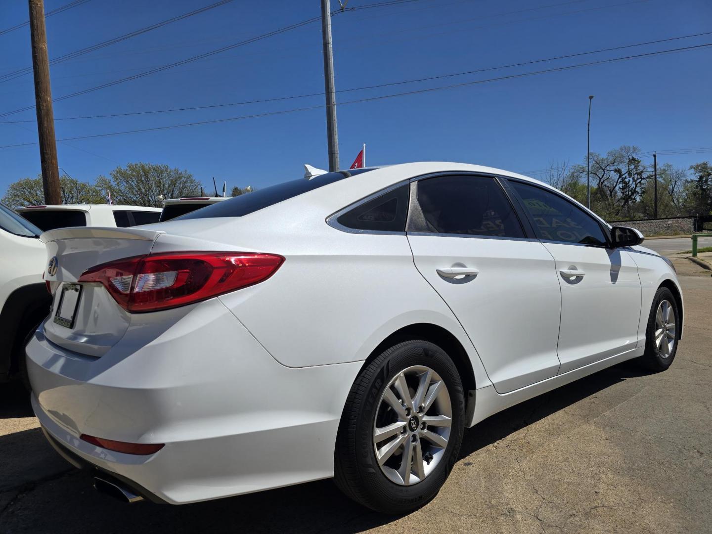 2016 DIAMOND WHITE Hyundai Sonata SE (5NPE24AF3GH) with an 2.4L L4 DOHC 16V engine, 7A transmission, located at 2660 S.Garland Avenue, Garland, TX, 75041, (469) 298-3118, 32.885387, -96.656776 - Photo#3