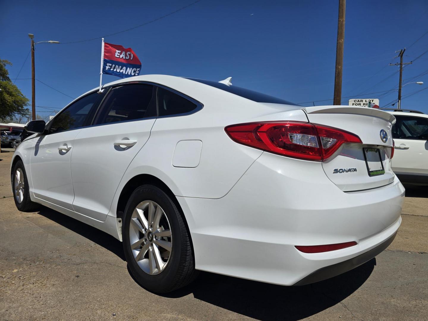 2016 DIAMOND WHITE Hyundai Sonata SE (5NPE24AF3GH) with an 2.4L L4 DOHC 16V engine, 7A transmission, located at 2660 S.Garland Avenue, Garland, TX, 75041, (469) 298-3118, 32.885387, -96.656776 - Photo#5