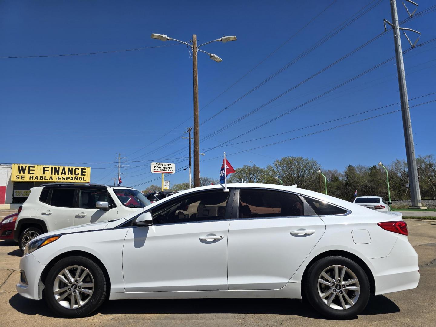 2016 DIAMOND WHITE Hyundai Sonata SE (5NPE24AF3GH) with an 2.4L L4 DOHC 16V engine, 7A transmission, located at 2660 S.Garland Avenue, Garland, TX, 75041, (469) 298-3118, 32.885387, -96.656776 - Photo#6