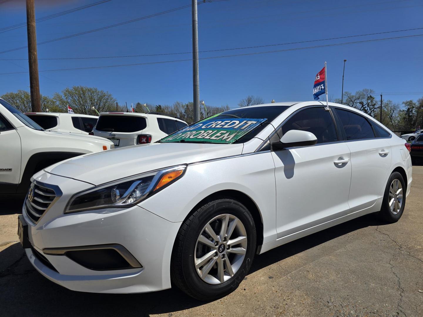 2016 DIAMOND WHITE Hyundai Sonata SE (5NPE24AF3GH) with an 2.4L L4 DOHC 16V engine, 7A transmission, located at 2660 S.Garland Avenue, Garland, TX, 75041, (469) 298-3118, 32.885387, -96.656776 - Photo#8