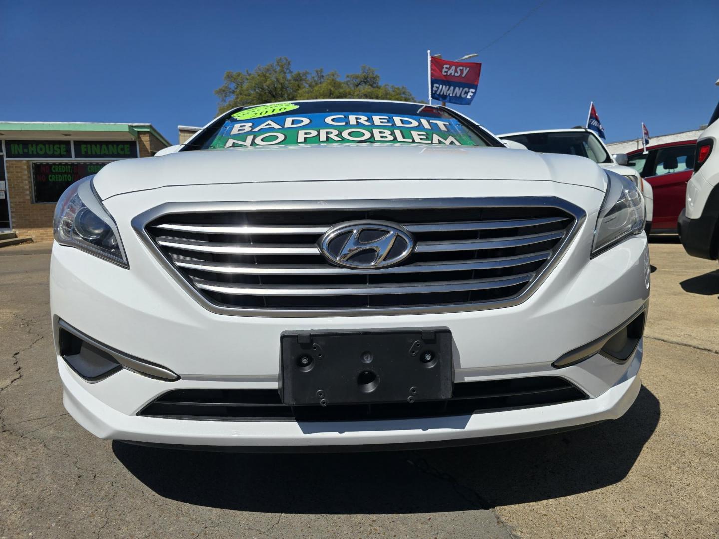 2016 DIAMOND WHITE Hyundai Sonata SE (5NPE24AF3GH) with an 2.4L L4 DOHC 16V engine, 7A transmission, located at 2660 S.Garland Avenue, Garland, TX, 75041, (469) 298-3118, 32.885387, -96.656776 - Photo#12