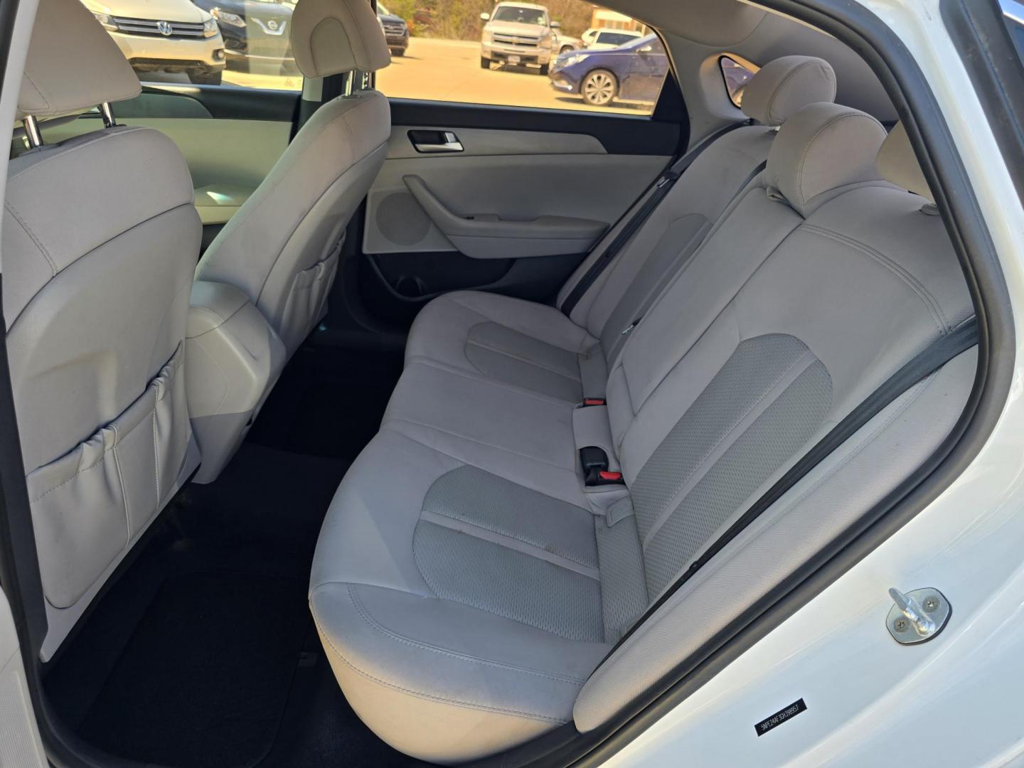 2016 DIAMOND WHITE Hyundai Sonata SE (5NPE24AF3GH) with an 2.4L L4 DOHC 16V engine, 7A transmission, located at 2660 S.Garland Avenue, Garland, TX, 75041, (469) 298-3118, 32.885387, -96.656776 - Photo#17