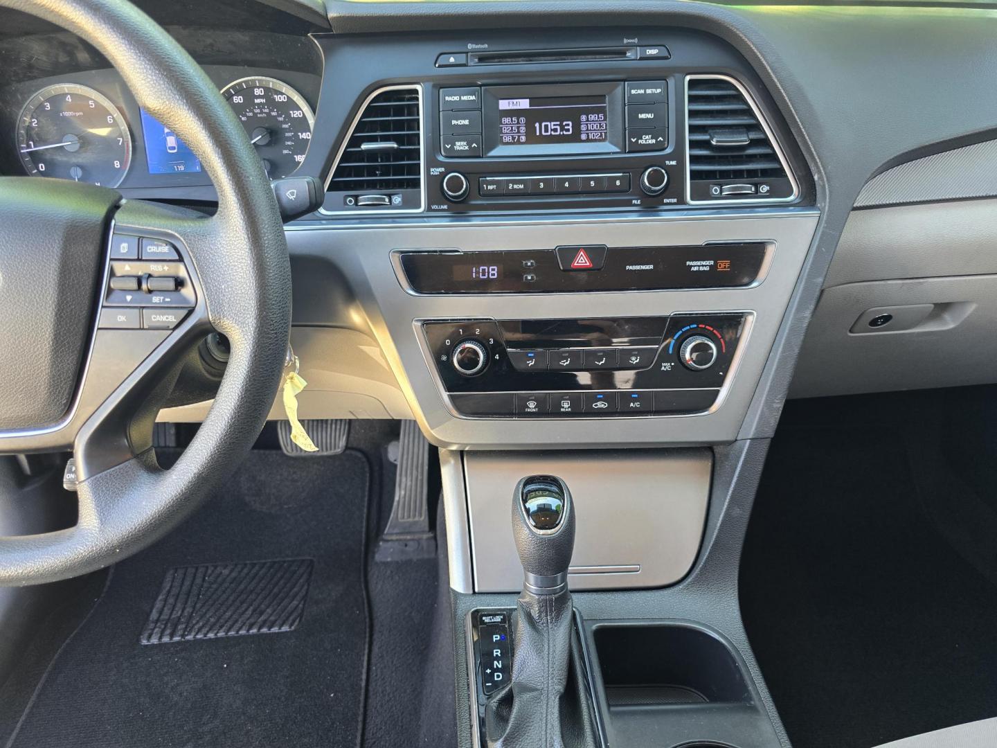 2016 DIAMOND WHITE Hyundai Sonata SE (5NPE24AF3GH) with an 2.4L L4 DOHC 16V engine, 7A transmission, located at 2660 S.Garland Avenue, Garland, TX, 75041, (469) 298-3118, 32.885387, -96.656776 - Photo#16