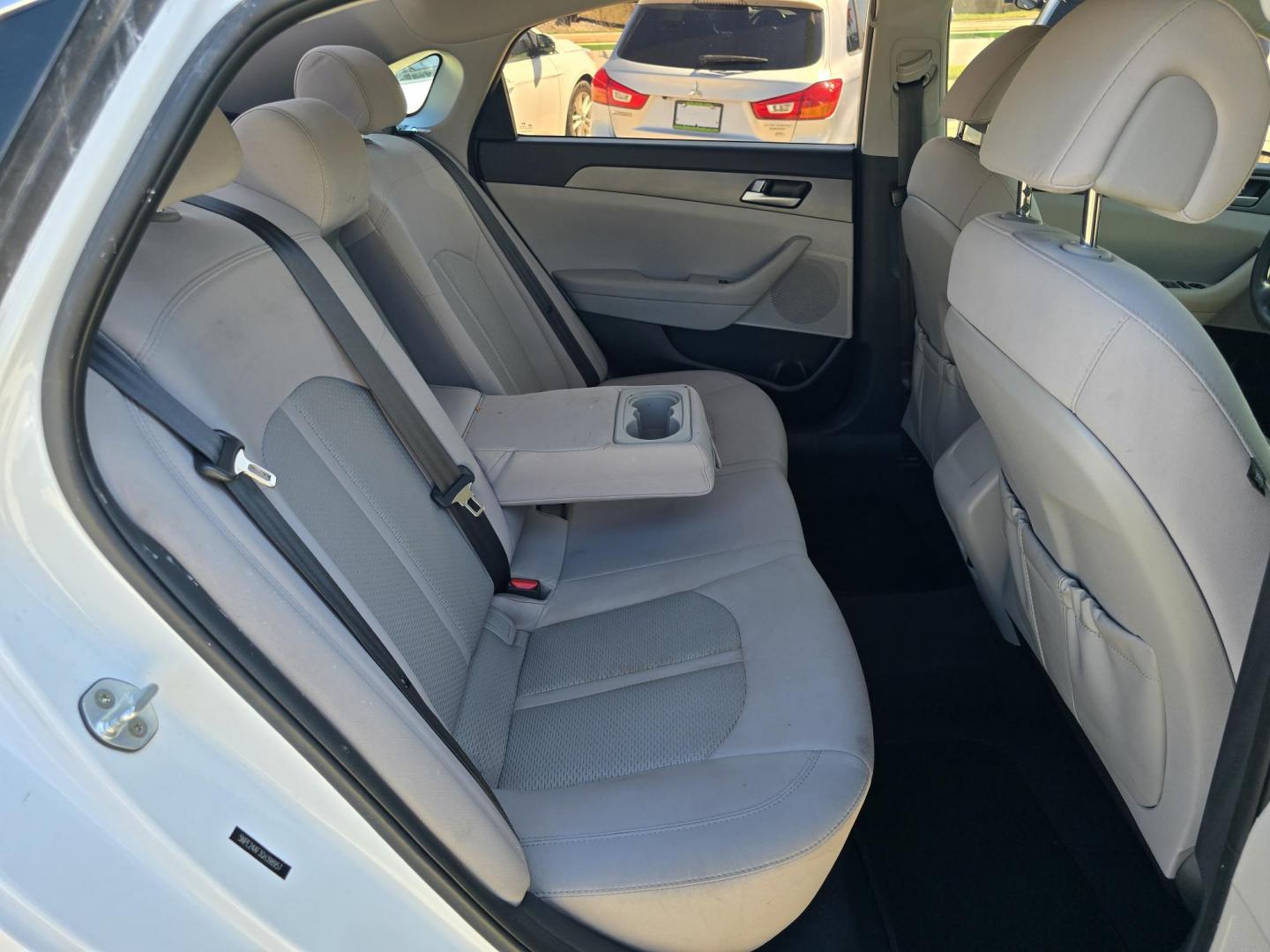 2016 DIAMOND WHITE Hyundai Sonata SE (5NPE24AF3GH) with an 2.4L L4 DOHC 16V engine, 7A transmission, located at 2660 S.Garland Avenue, Garland, TX, 75041, (469) 298-3118, 32.885387, -96.656776 - Photo#18