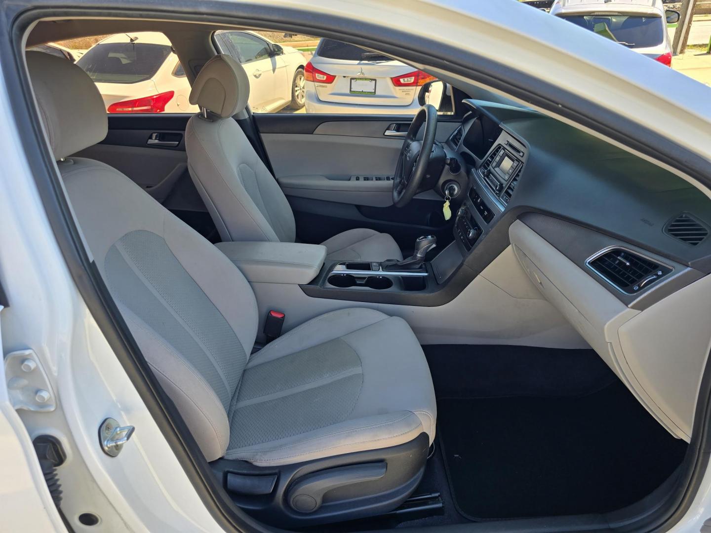 2016 DIAMOND WHITE Hyundai Sonata SE (5NPE24AF3GH) with an 2.4L L4 DOHC 16V engine, 7A transmission, located at 2660 S.Garland Avenue, Garland, TX, 75041, (469) 298-3118, 32.885387, -96.656776 - Photo#19