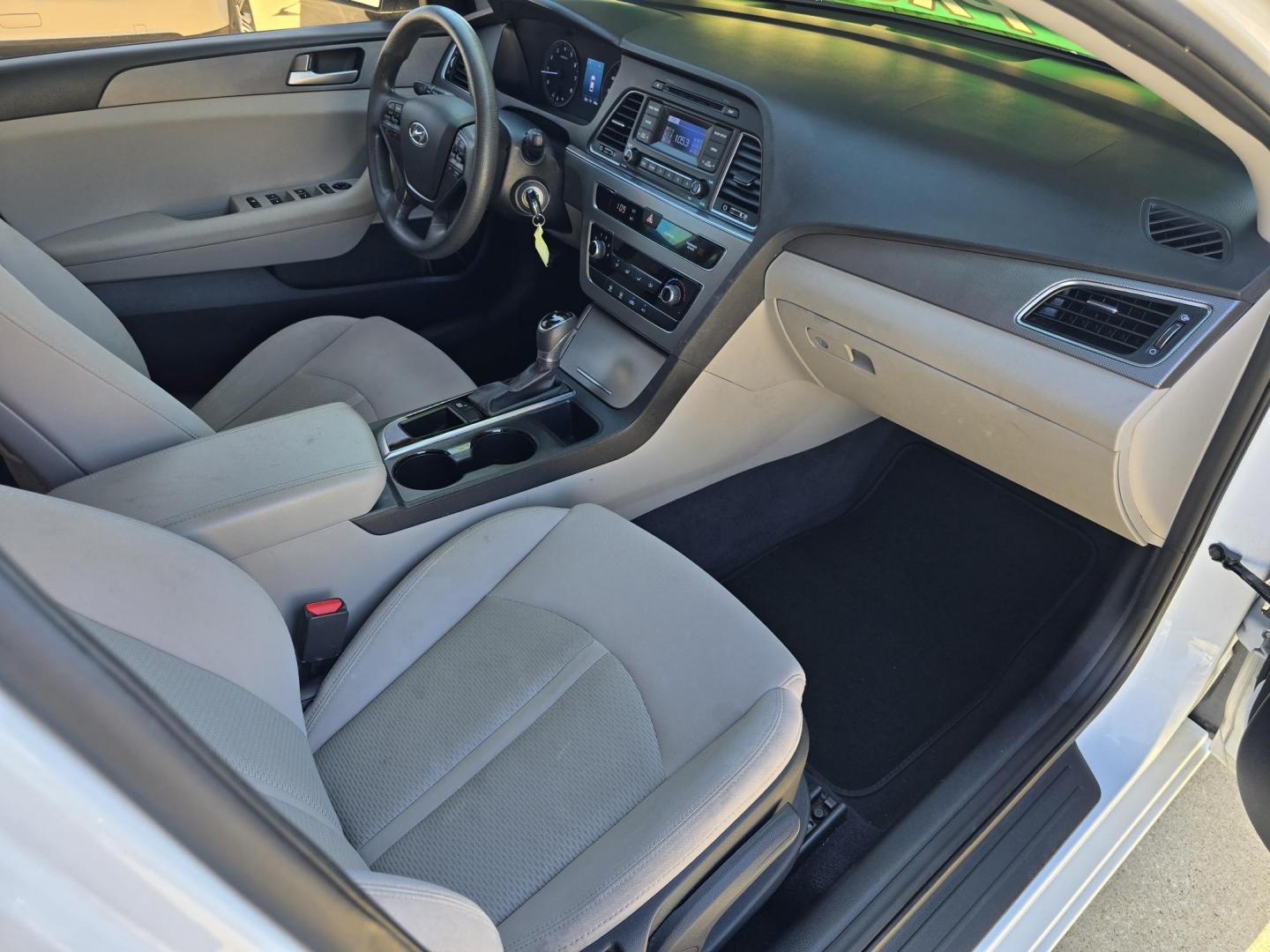 2016 DIAMOND WHITE Hyundai Sonata SE (5NPE24AF3GH) with an 2.4L L4 DOHC 16V engine, 7A transmission, located at 2660 S.Garland Avenue, Garland, TX, 75041, (469) 298-3118, 32.885387, -96.656776 - Photo#20