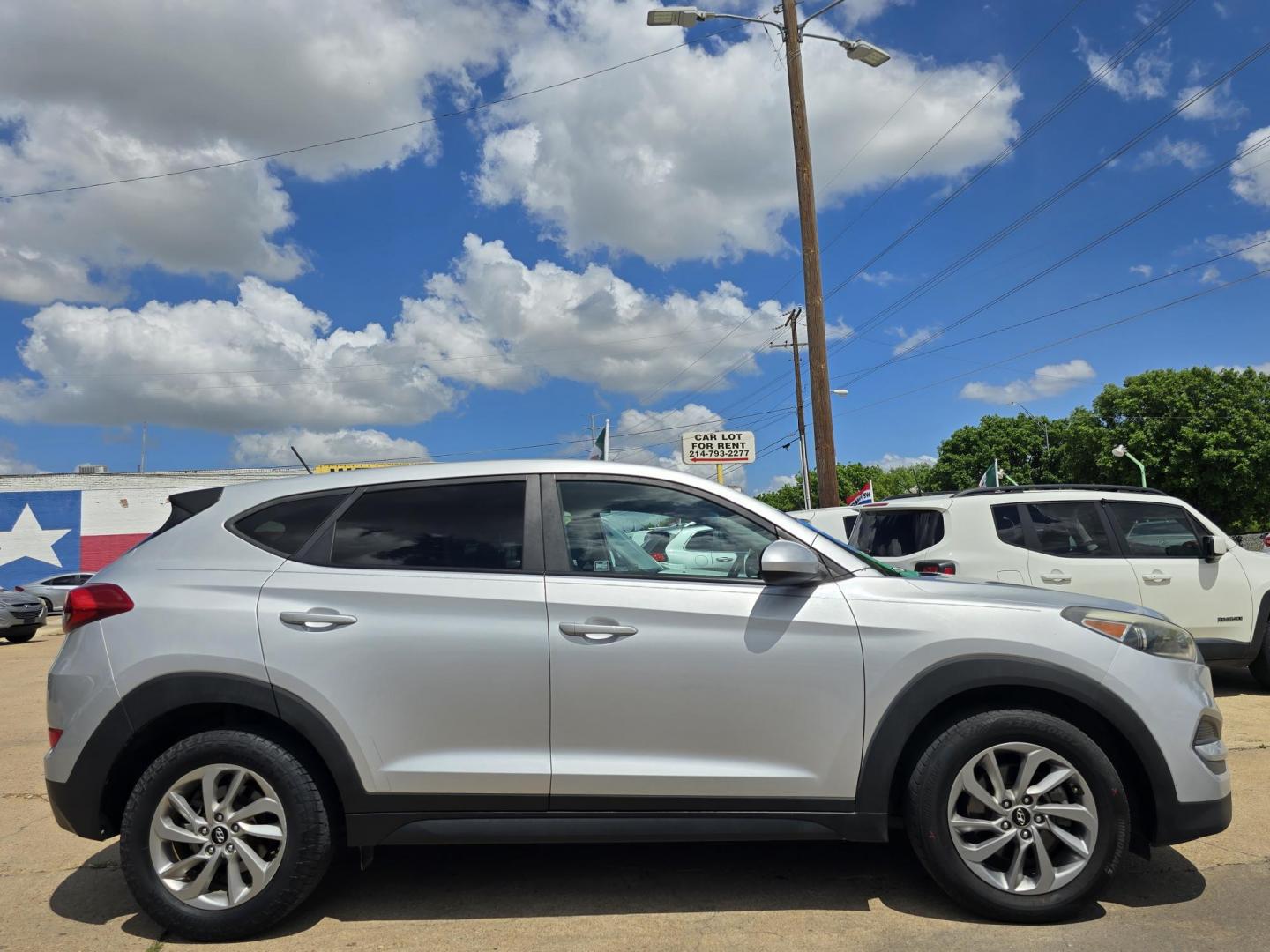 2016 Hyundai Tucson SE (KM8J23A45GU) with an 2.0L L4 DOHC 16V engine, 6A transmission, located at 2660 S.Garland Avenue, Garland, TX, 75041, (469) 298-3118, 32.885387, -96.656776 - Photo#2