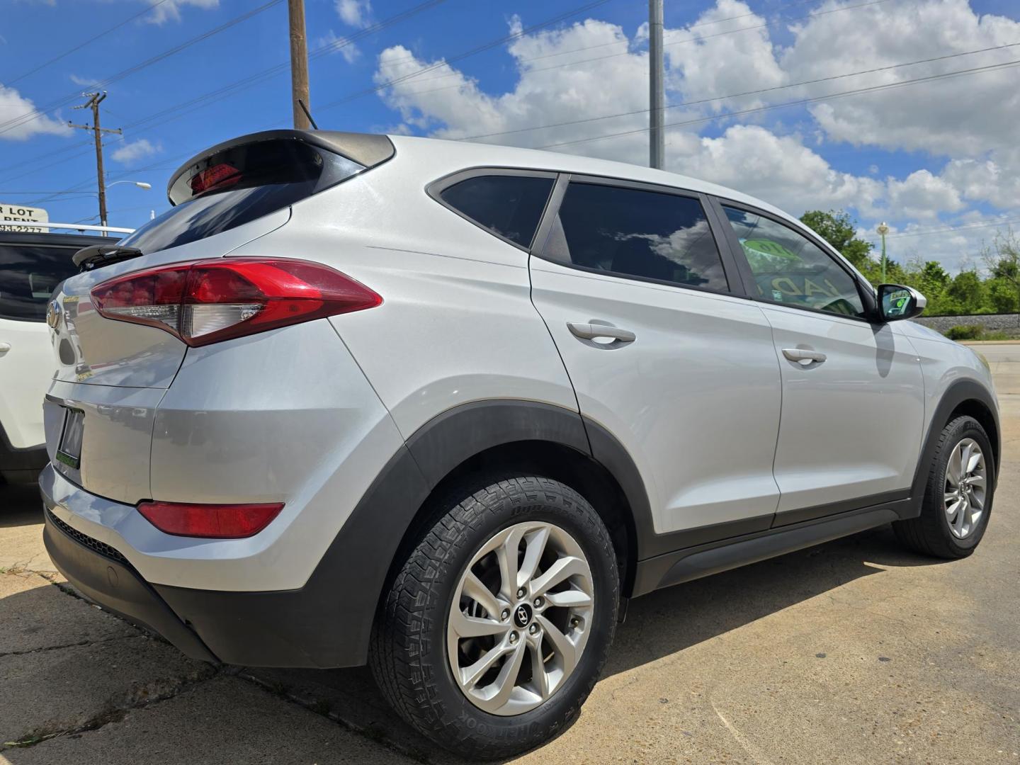 2016 Hyundai Tucson SE (KM8J23A45GU) with an 2.0L L4 DOHC 16V engine, 6A transmission, located at 2660 S.Garland Avenue, Garland, TX, 75041, (469) 298-3118, 32.885387, -96.656776 - Photo#3