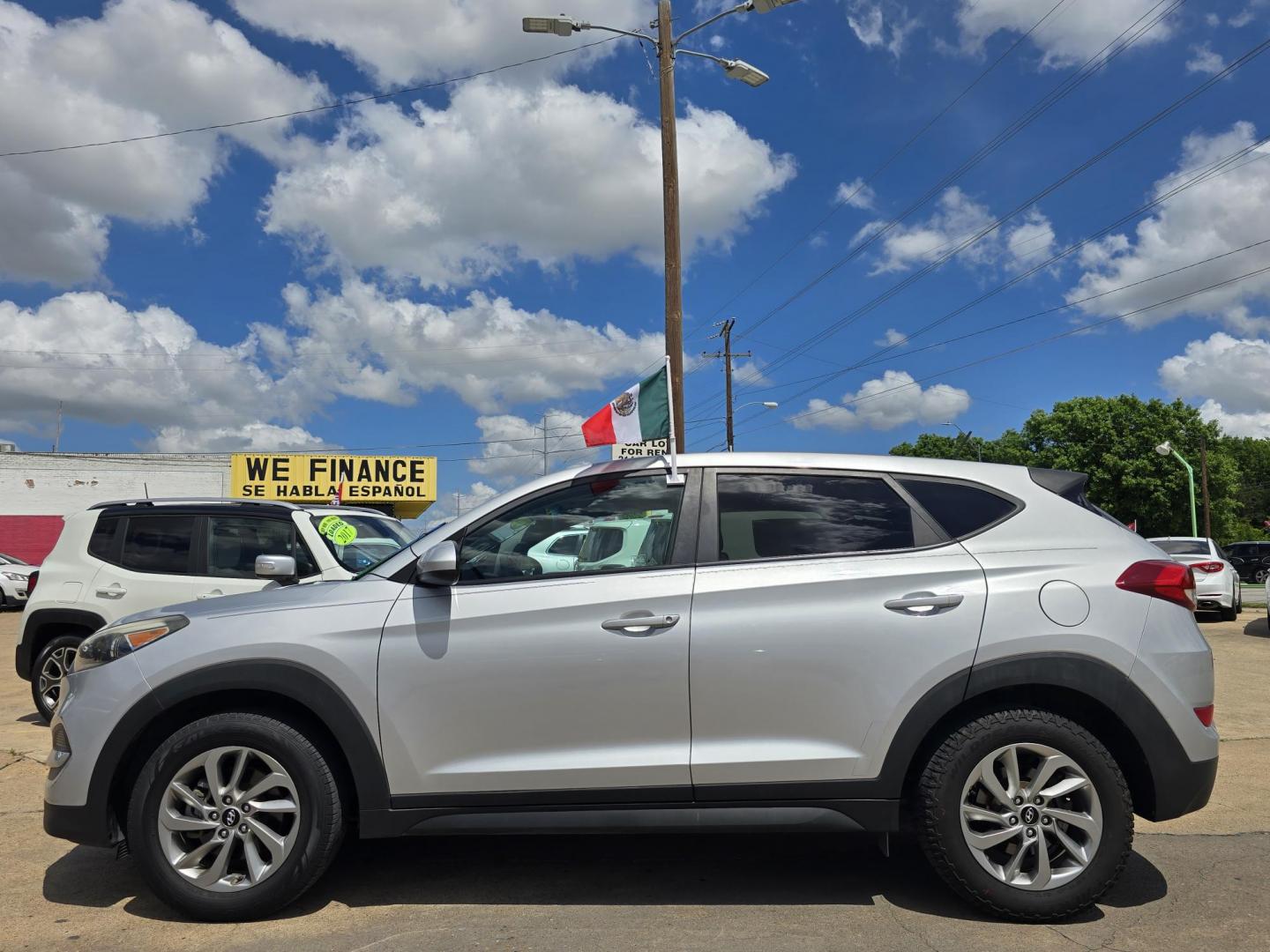 2016 Hyundai Tucson SE (KM8J23A45GU) with an 2.0L L4 DOHC 16V engine, 6A transmission, located at 2660 S.Garland Avenue, Garland, TX, 75041, (469) 298-3118, 32.885387, -96.656776 - Photo#6