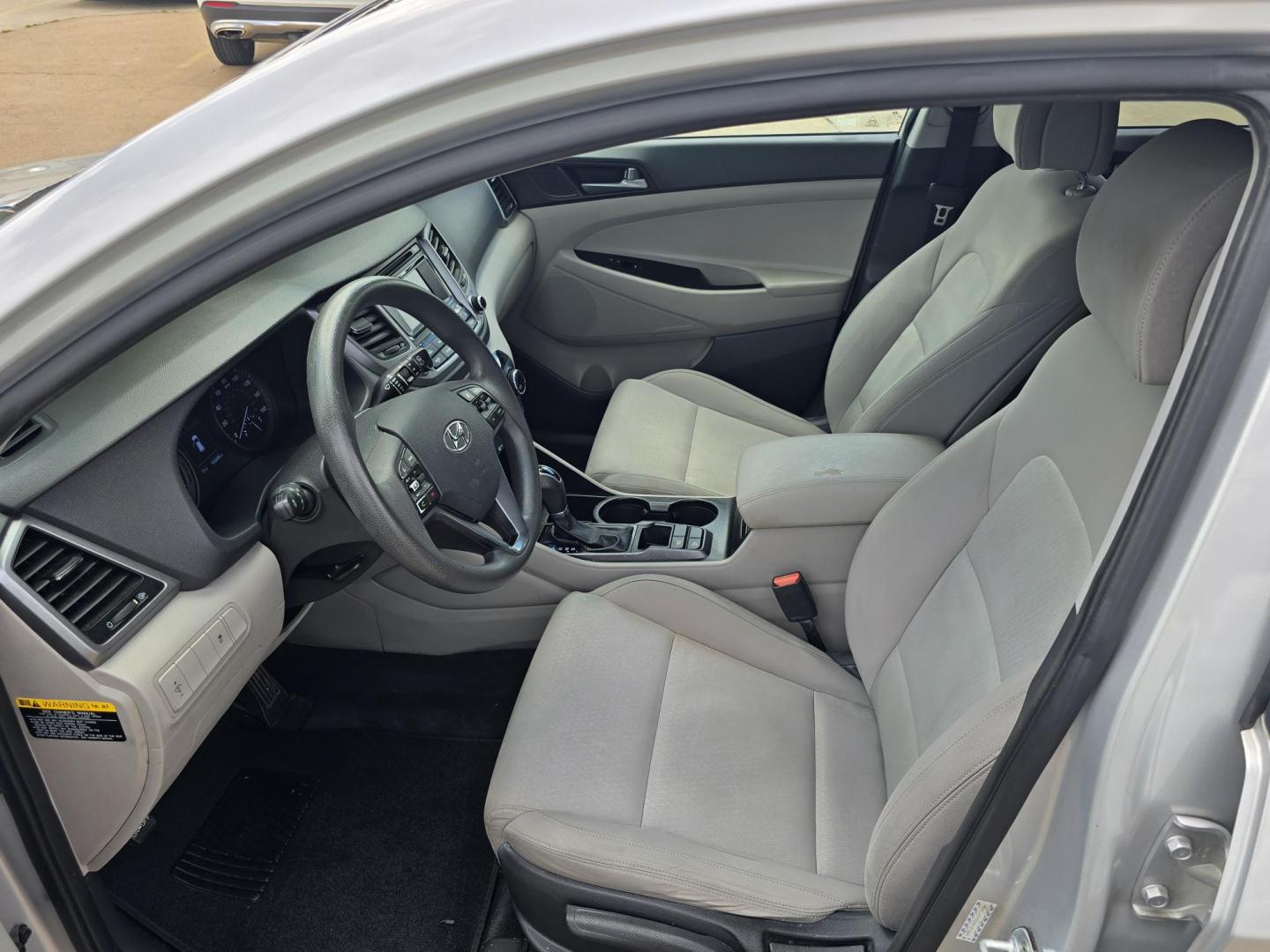 2016 Hyundai Tucson SE (KM8J23A45GU) with an 2.0L L4 DOHC 16V engine, 6A transmission, located at 2660 S.Garland Avenue, Garland, TX, 75041, (469) 298-3118, 32.885387, -96.656776 - Photo#11