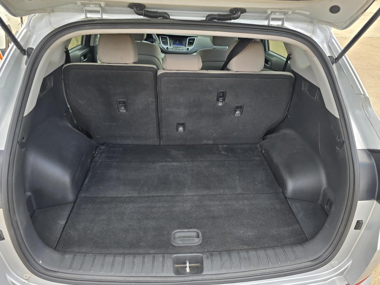 2016 Hyundai Tucson SE (KM8J23A45GU) with an 2.0L L4 DOHC 16V engine, 6A transmission, located at 2660 S.Garland Avenue, Garland, TX, 75041, (469) 298-3118, 32.885387, -96.656776 - Photo#16