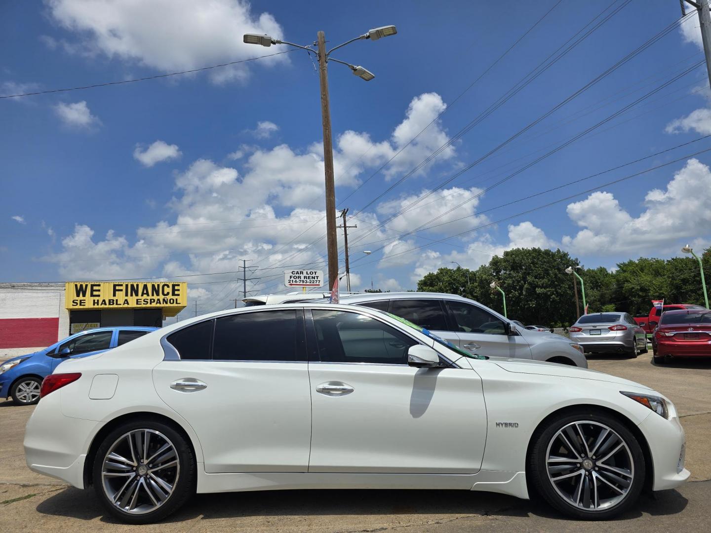 2016 DIAMOND WHITE Infiniti Q50 Hybrid Premium (JN1AV7AP9GM) with an 3.5L V6 DOHC 24V HYBRID engine, 7A transmission, located at 2660 S.Garland Avenue, Garland, TX, 75041, (469) 298-3118, 32.885387, -96.656776 - Photo#2