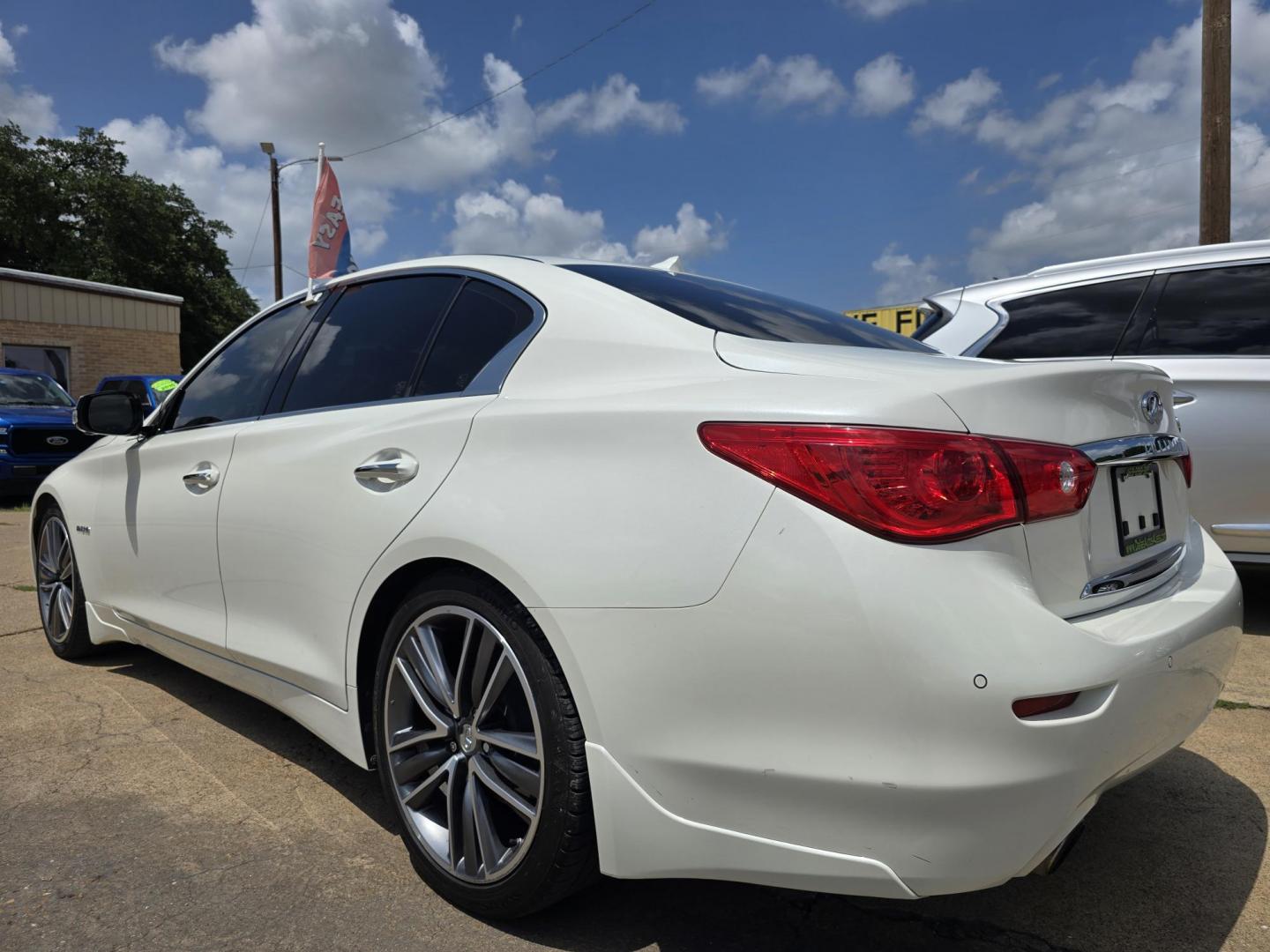 2016 DIAMOND WHITE Infiniti Q50 Hybrid Premium (JN1AV7AP9GM) with an 3.5L V6 DOHC 24V HYBRID engine, 7A transmission, located at 2660 S.Garland Avenue, Garland, TX, 75041, (469) 298-3118, 32.885387, -96.656776 - Photo#5