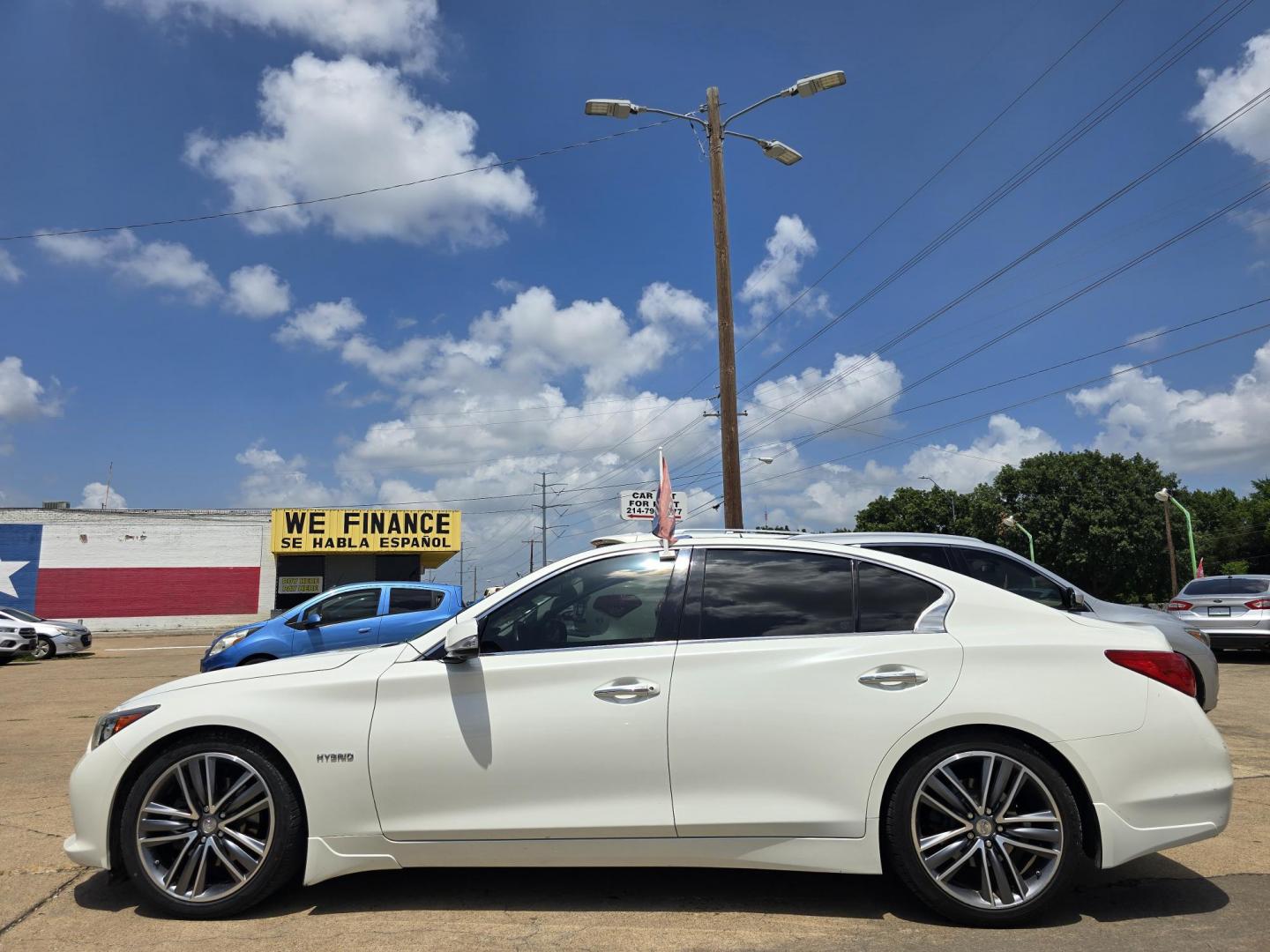 2016 DIAMOND WHITE Infiniti Q50 Hybrid Premium (JN1AV7AP9GM) with an 3.5L V6 DOHC 24V HYBRID engine, 7A transmission, located at 2660 S.Garland Avenue, Garland, TX, 75041, (469) 298-3118, 32.885387, -96.656776 - Photo#6