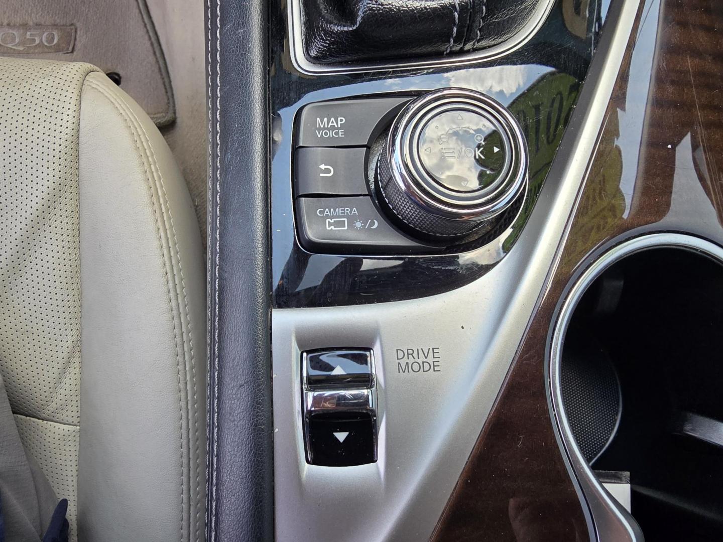 2016 DIAMOND WHITE Infiniti Q50 Hybrid Premium (JN1AV7AP9GM) with an 3.5L V6 DOHC 24V HYBRID engine, 7A transmission, located at 2660 S.Garland Avenue, Garland, TX, 75041, (469) 298-3118, 32.885387, -96.656776 - Photo#18