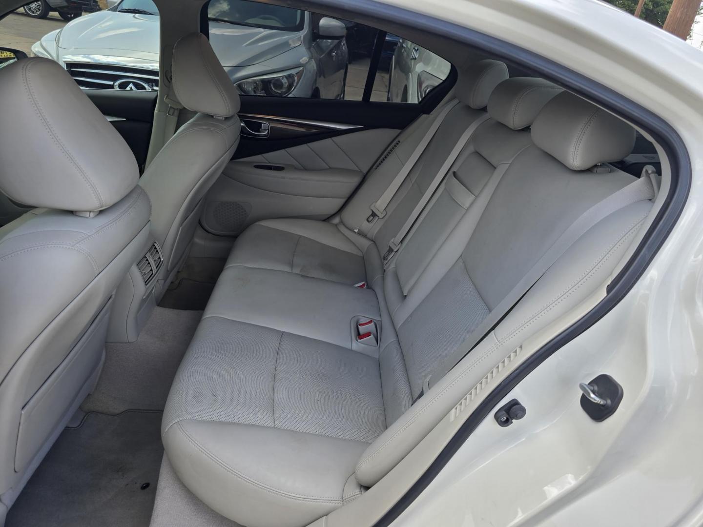 2016 DIAMOND WHITE Infiniti Q50 Hybrid Premium (JN1AV7AP9GM) with an 3.5L V6 DOHC 24V HYBRID engine, 7A transmission, located at 2660 S.Garland Avenue, Garland, TX, 75041, (469) 298-3118, 32.885387, -96.656776 - Photo#19