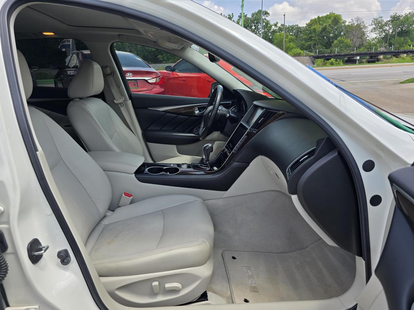 2016 DIAMOND WHITE Infiniti Q50 Hybrid Premium (JN1AV7AP9GM) with an 3.5L V6 DOHC 24V HYBRID engine, 7A transmission, located at 2660 S.Garland Avenue, Garland, TX, 75041, (469) 298-3118, 32.885387, -96.656776 - Photo#21