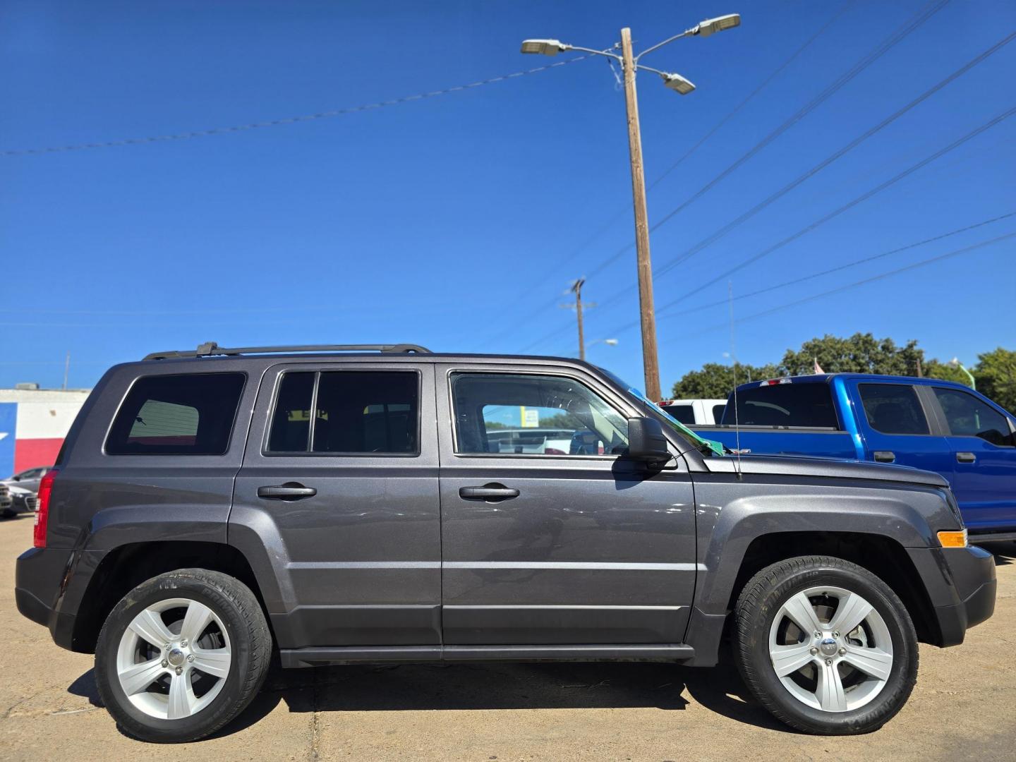2016 GRAY Jeep Patriot Latitude (1C4NJPFB6GD) with an 2.4L L4 DOHC 16V engine, AUTO transmission, located at 2660 S.Garland Avenue, Garland, TX, 75041, (469) 298-3118, 32.885387, -96.656776 - Photo#2