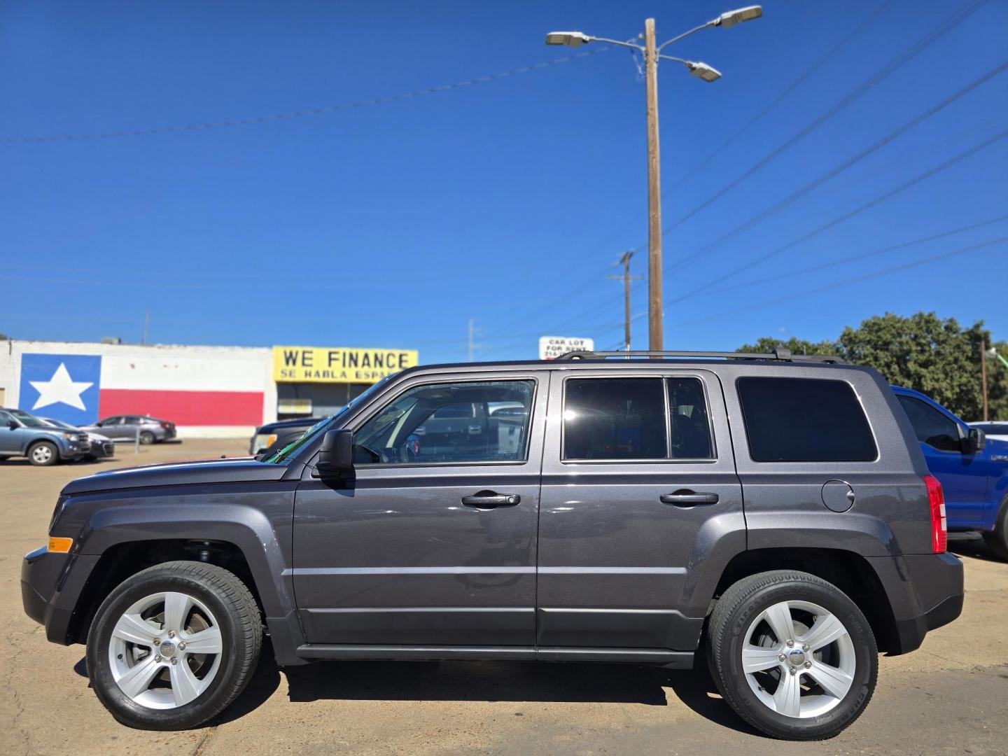 2016 GRAY Jeep Patriot Latitude (1C4NJPFB6GD) with an 2.4L L4 DOHC 16V engine, AUTO transmission, located at 2660 S.Garland Avenue, Garland, TX, 75041, (469) 298-3118, 32.885387, -96.656776 - Photo#6