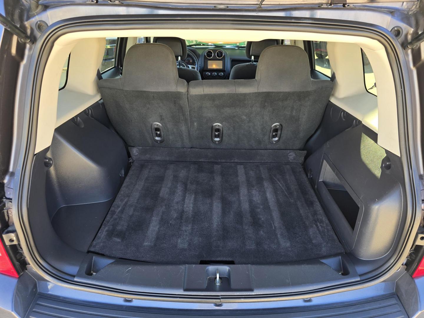 2016 GRAY Jeep Patriot Latitude (1C4NJPFB6GD) with an 2.4L L4 DOHC 16V engine, AUTO transmission, located at 2660 S.Garland Avenue, Garland, TX, 75041, (469) 298-3118, 32.885387, -96.656776 - Photo#15