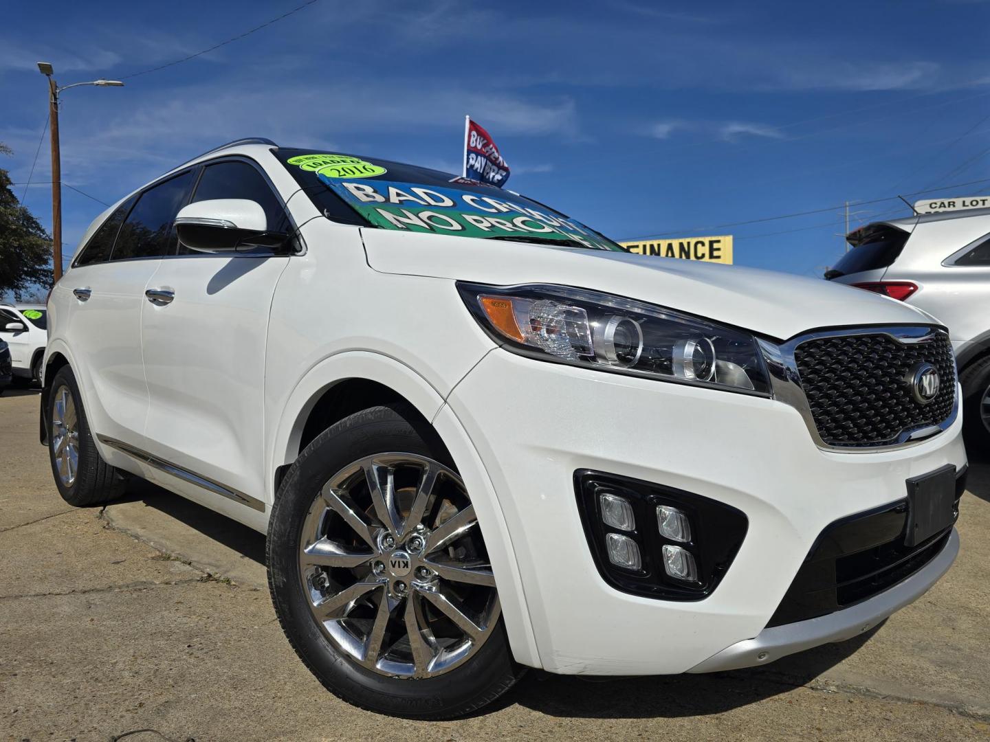 2016 WHITE Kia Sorento SXL (5XYPK4A58GG) with an 3.3L V6 DOHC 24V engine, 6-Speed Automatic transmission, located at 2660 S.Garland Avenue, Garland, TX, 75041, (469) 298-3118, 32.885387, -96.656776 - Photo#0