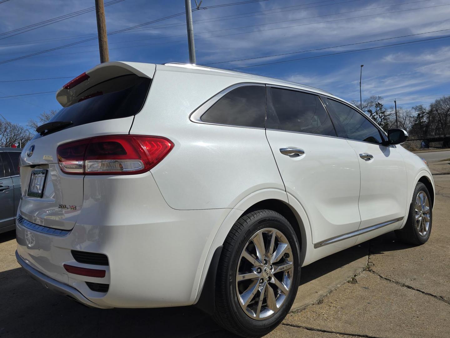 2016 WHITE Kia Sorento SXL (5XYPK4A58GG) with an 3.3L V6 DOHC 24V engine, 6-Speed Automatic transmission, located at 2660 S.Garland Avenue, Garland, TX, 75041, (469) 298-3118, 32.885387, -96.656776 - Photo#3