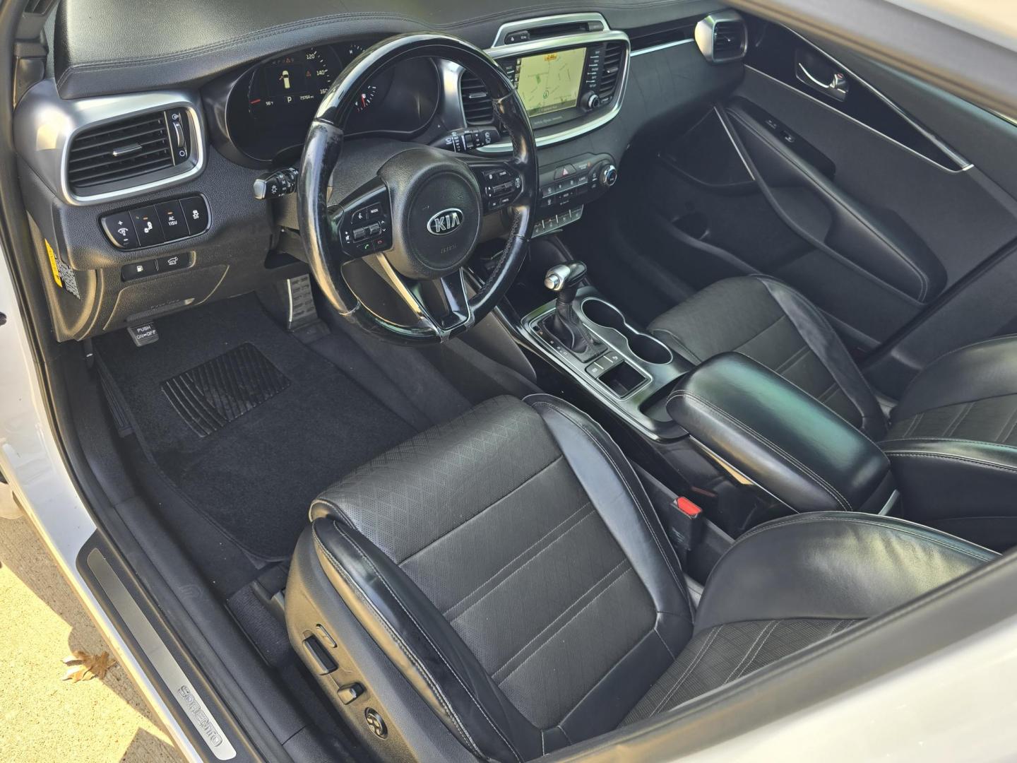 2016 WHITE Kia Sorento SXL (5XYPK4A58GG) with an 3.3L V6 DOHC 24V engine, 6-Speed Automatic transmission, located at 2660 S.Garland Avenue, Garland, TX, 75041, (469) 298-3118, 32.885387, -96.656776 - Photo#11