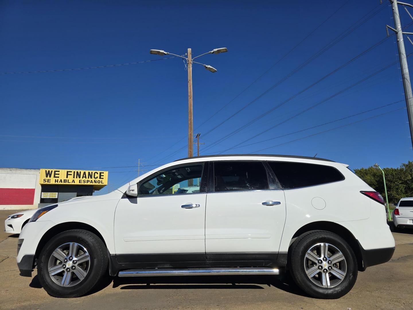 2017 WHITE Chevrolet Traverse 1LT (1GNKRGKD2HJ) with an 3.6L V6 DOHC 24V engine, 6A transmission, located at 2660 S.Garland Avenue, Garland, TX, 75041, (469) 298-3118, 32.885387, -96.656776 - Photo#5