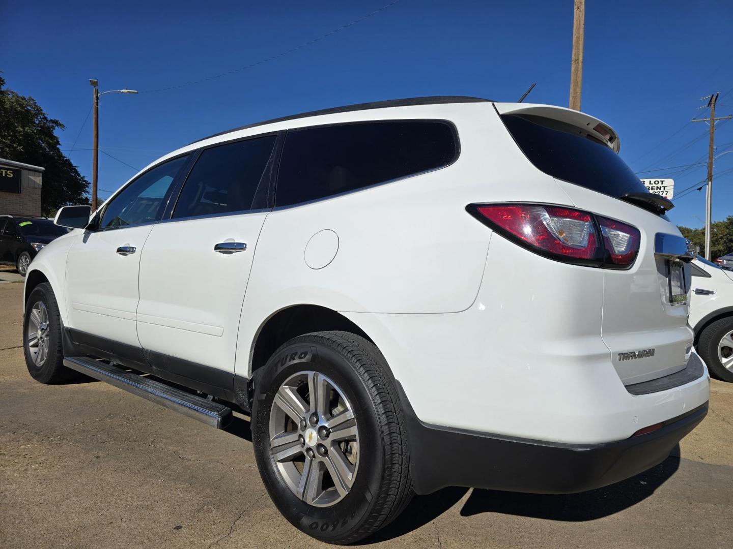 2017 WHITE Chevrolet Traverse 1LT (1GNKRGKD2HJ) with an 3.6L V6 DOHC 24V engine, 6A transmission, located at 2660 S.Garland Avenue, Garland, TX, 75041, (469) 298-3118, 32.885387, -96.656776 - Photo#4