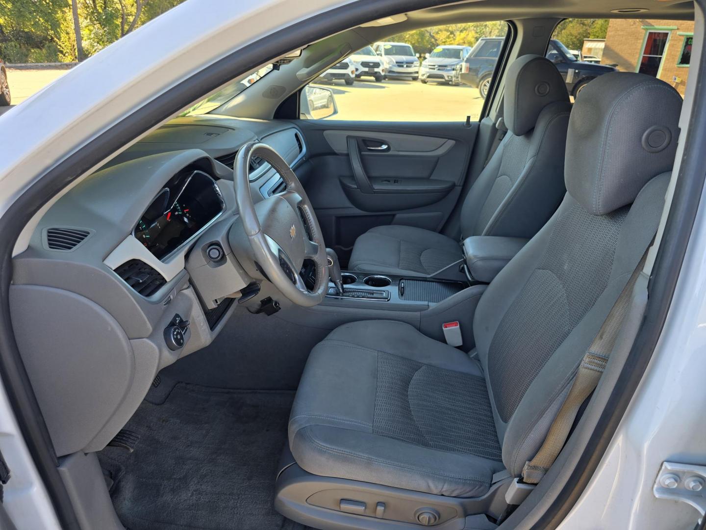 2017 WHITE Chevrolet Traverse 1LT (1GNKRGKD2HJ) with an 3.6L V6 DOHC 24V engine, 6A transmission, located at 2660 S.Garland Avenue, Garland, TX, 75041, (469) 298-3118, 32.885387, -96.656776 - Photo#10